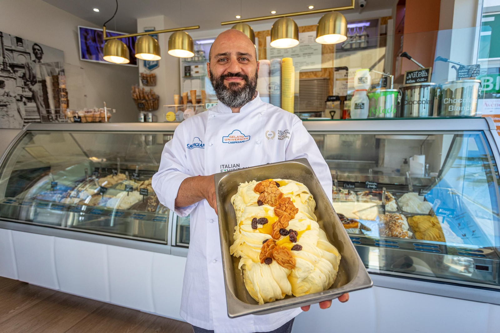 Carlo Guerriero, en el top mundial de heladeros 2024, en su cremería en Cádiz.