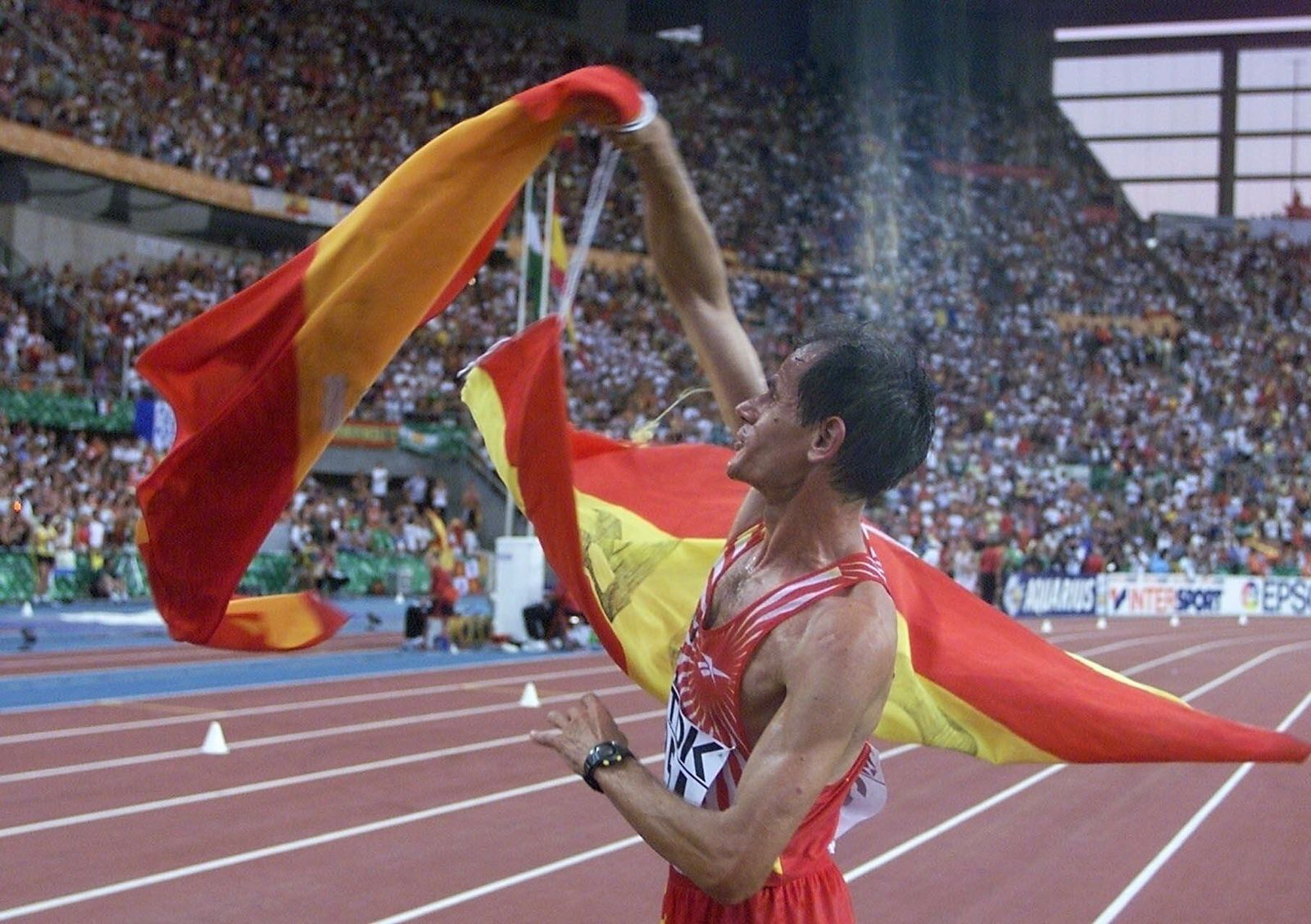 Abel Antón ondea la bandera española en el Estadio de la Cartuja.