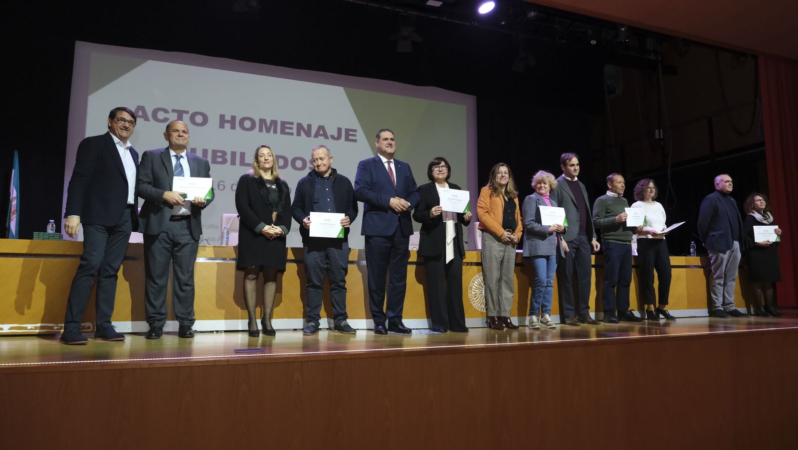 Los maestros docentes jubilados reciben su homenaje en la paraninfo de la UAL