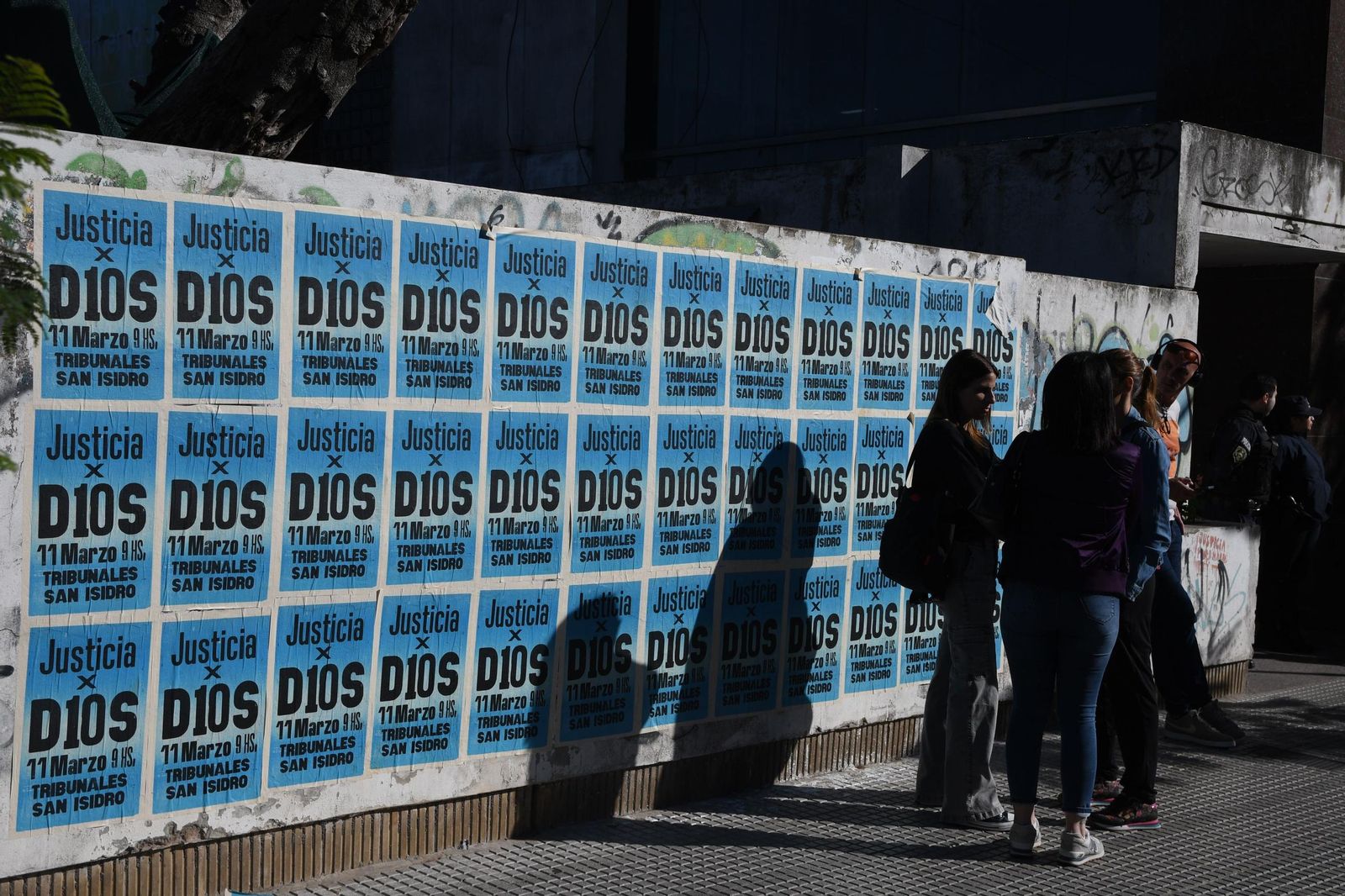 Carteles en una calle de Buenos Aires pidiendo un juicio justo sobre la controvertida muerte de Maradona.