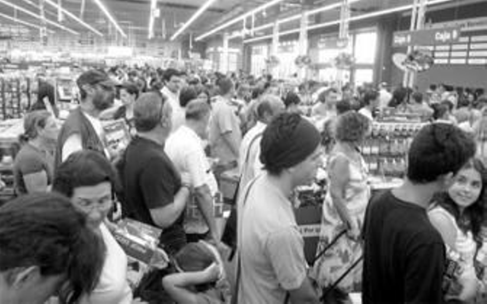 Masiva asistencia el primer día de la apertura de Media Markt.