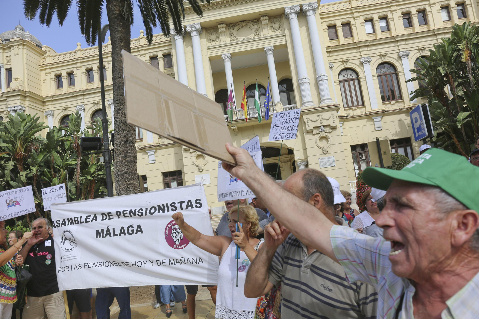 Pensionistas concentrados ayer frente al Ayuntamiento.