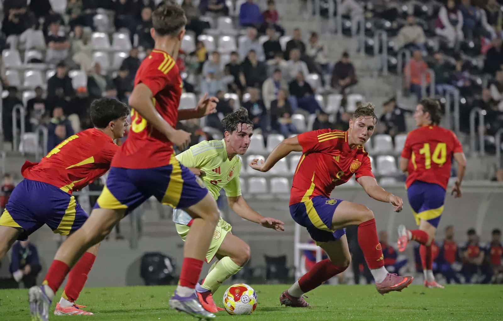 Fotos del partido de entrenamiento entre las selecciones nacionales sub-19 y sub-18 de España en La Línea