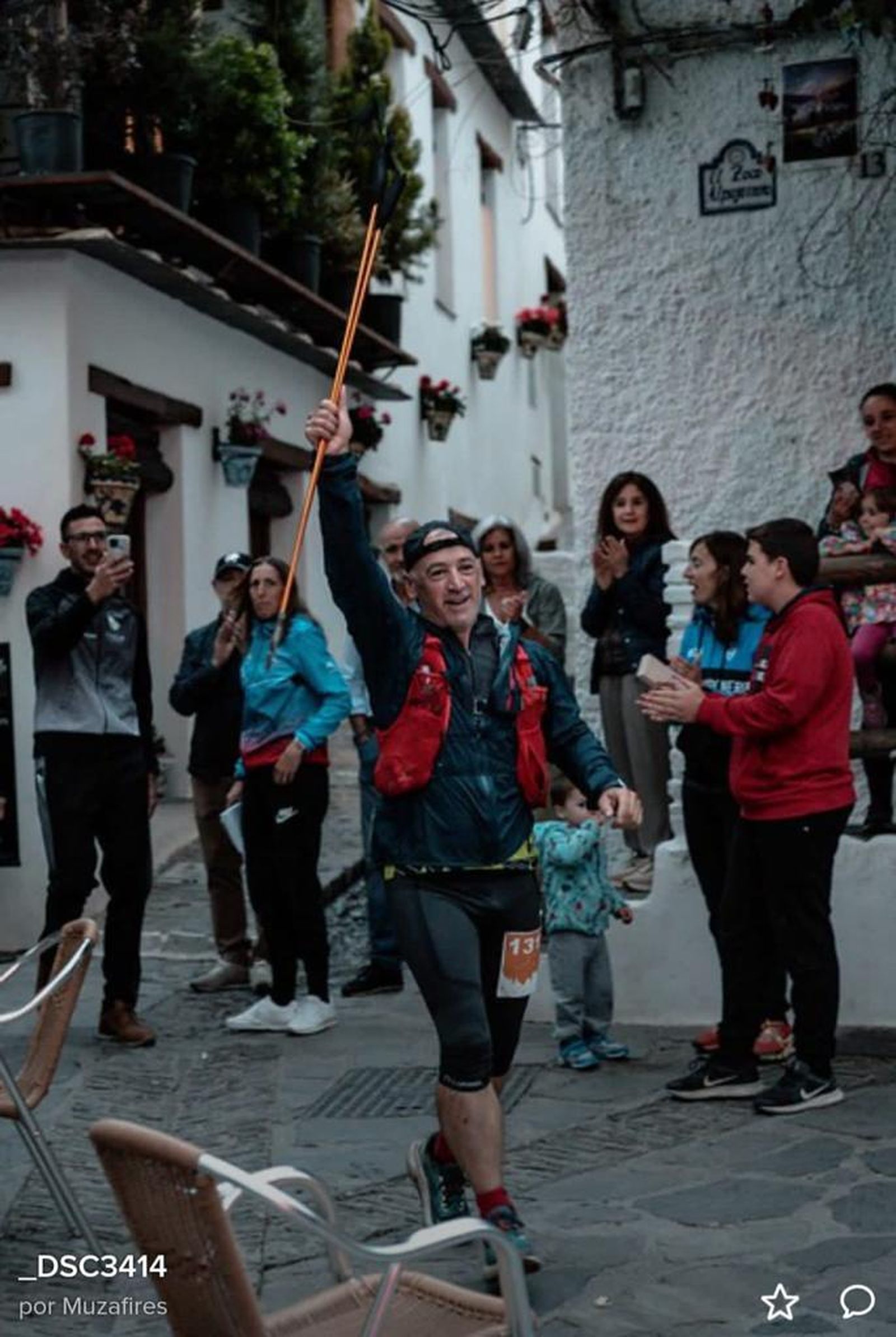 Emilio levanta el brazo con sus bastones en señal de celebración después de completar la exigente prueba.