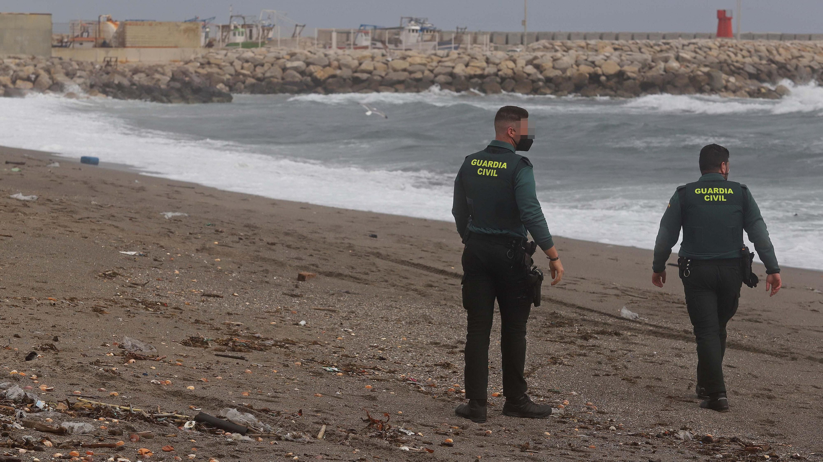Busqueda de fardos de hachís en La Línea