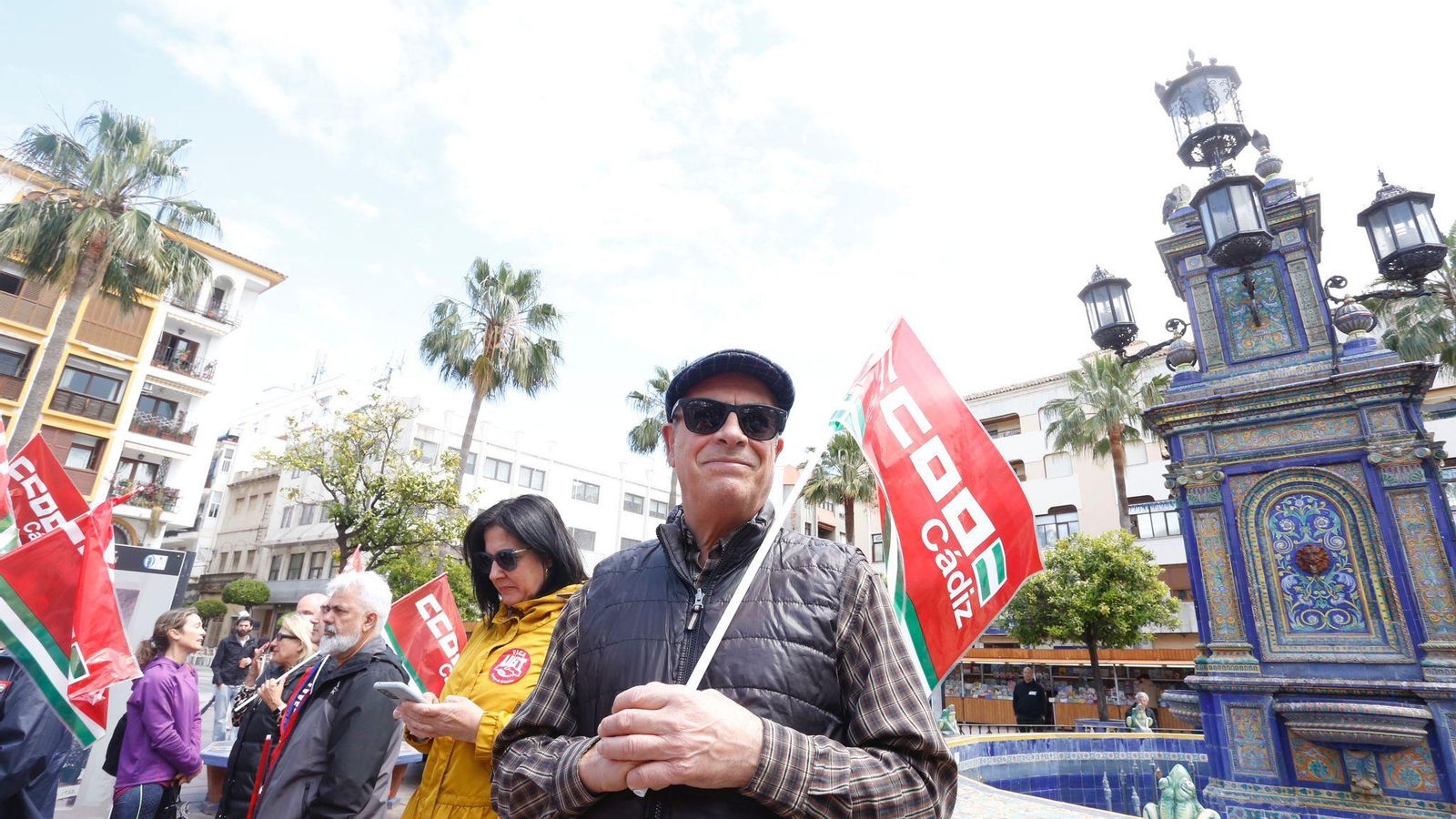 Un hombre con una bandera de CCOO.