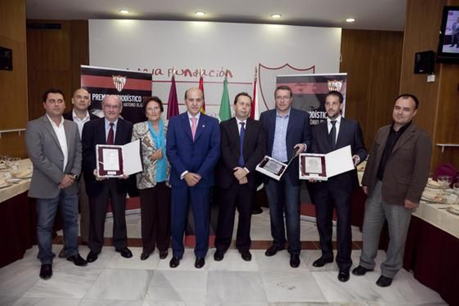 El presidente del Sevilla junto a la viuda de José Antonio Blázquez; el director del Diario de Sevilla, Jose Antonio Carrizosa; los premiados Manolo Ruesga, Francisco José Ortega y Javier Santos;y junto a otros periodistas deportivos del "Diario de Sevilla".

Foto: Jaime Martínez