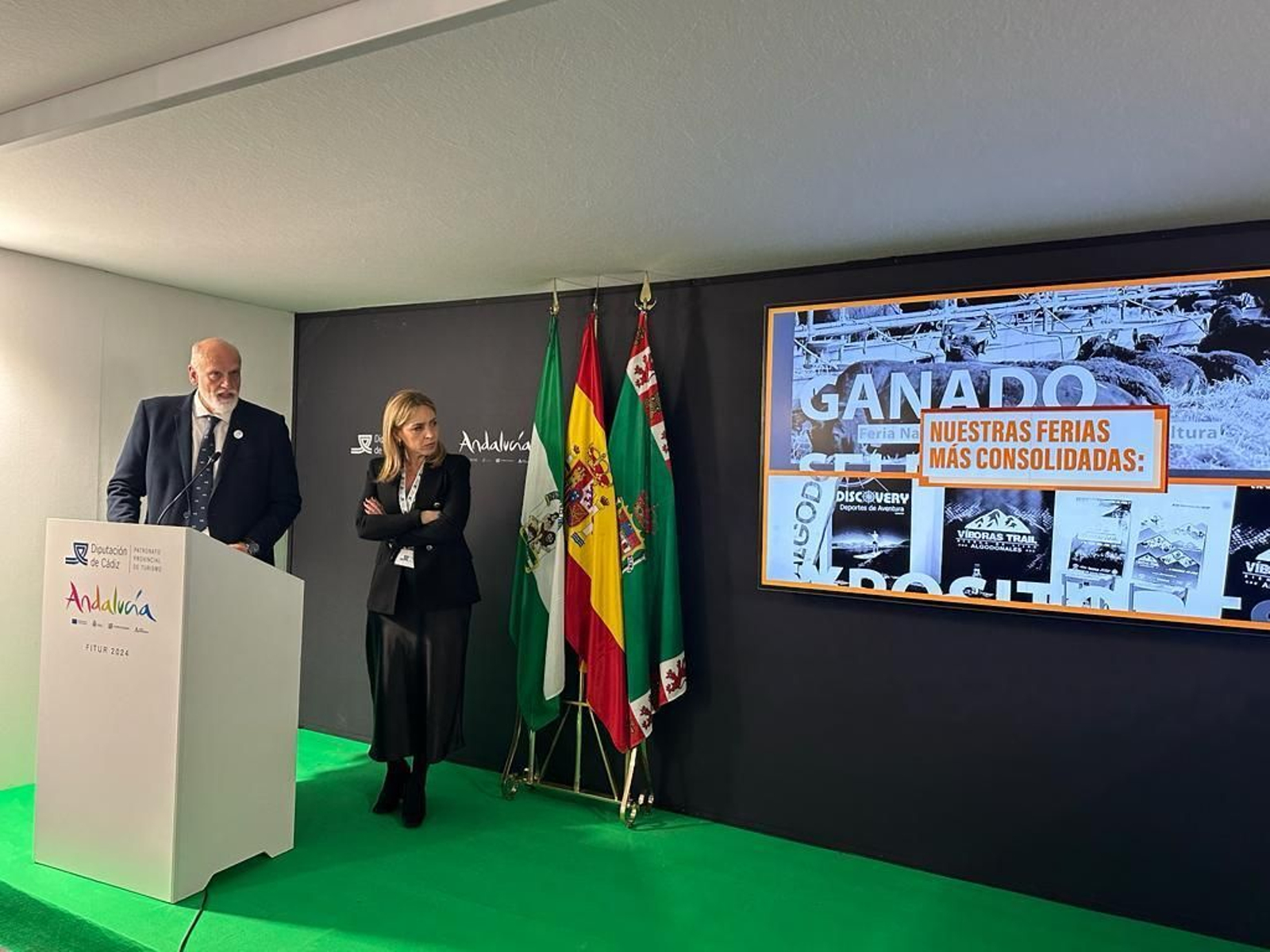 Javier Vidal y Almudena Martínez, durante la presentación de la marca 'Senderos de Cádiz' en Fitur.