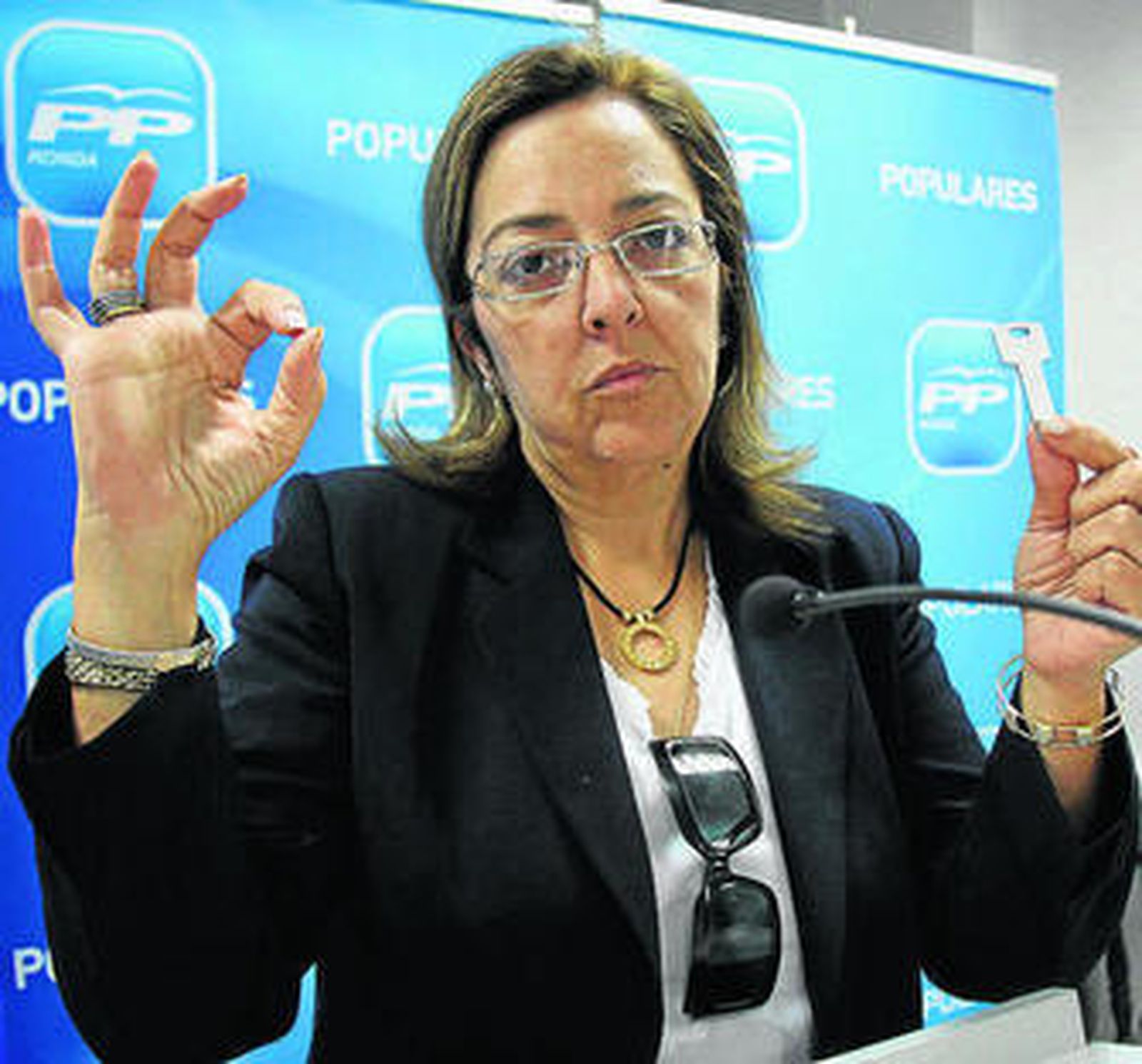 Begoña Chacón, del PP, expresa gráficamente la inversión.