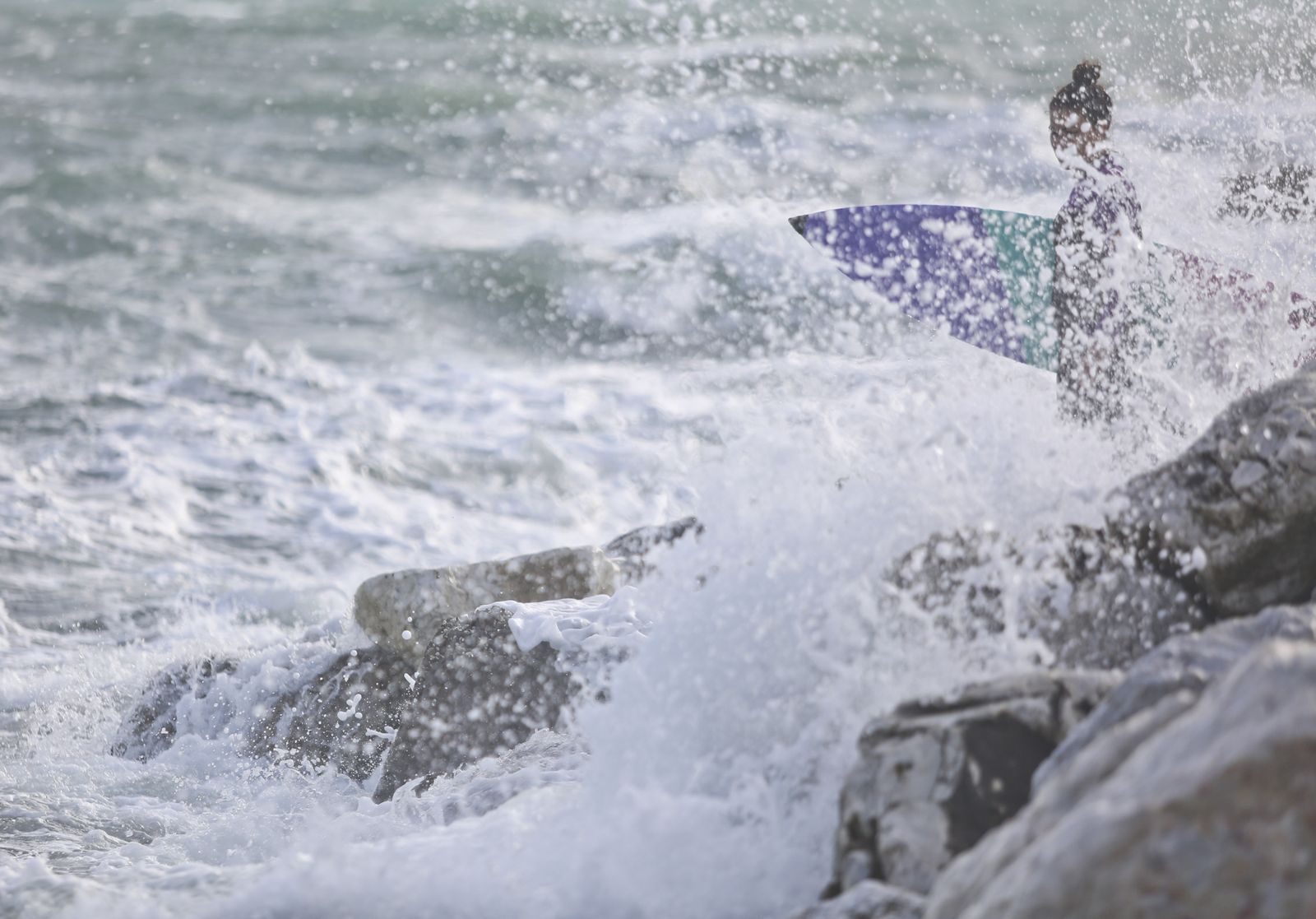 Viento, olas y surfistas para iniciar el fin de semana