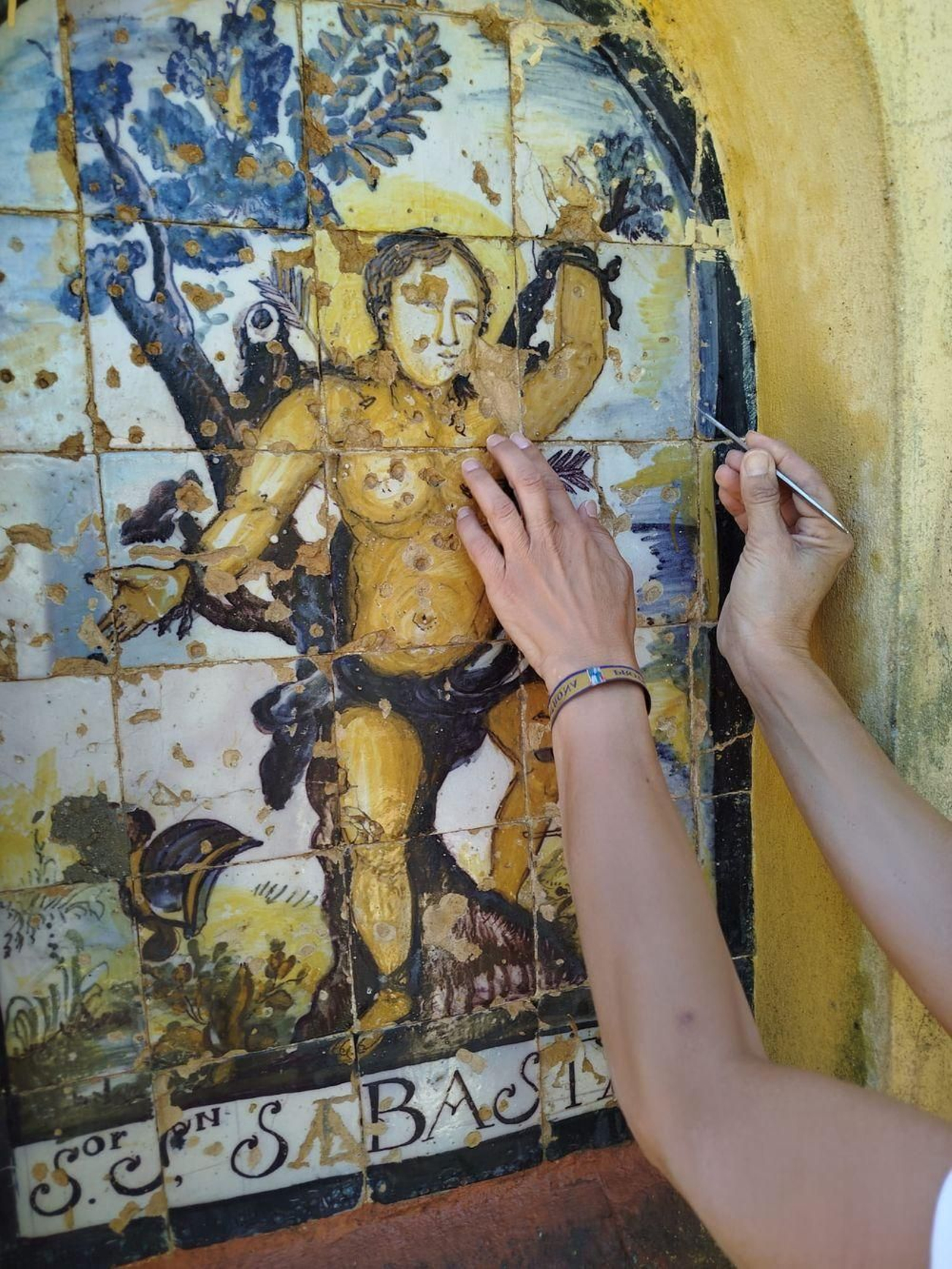 Restauración del azulejo mosaico de San Sebastián Restauración del azulejo mosaico de San Sebastián