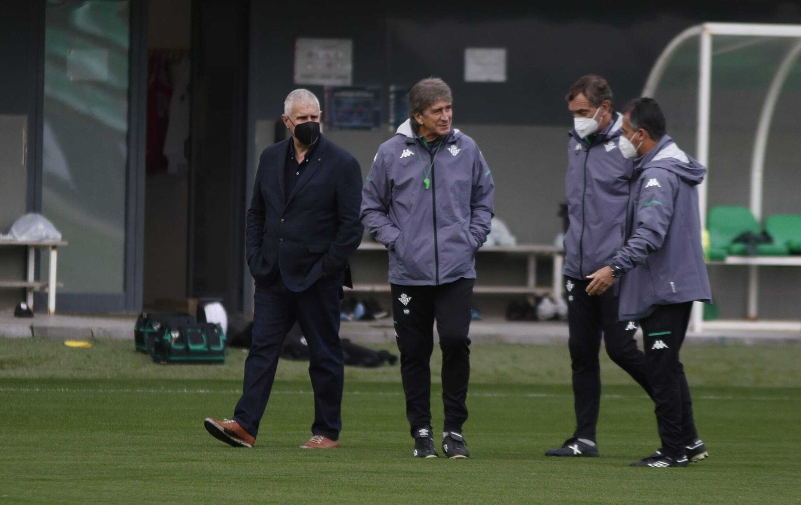 Antonio Cordón dialoga con Pellegrini, Cousillas y Alexis en un entrenamiento.