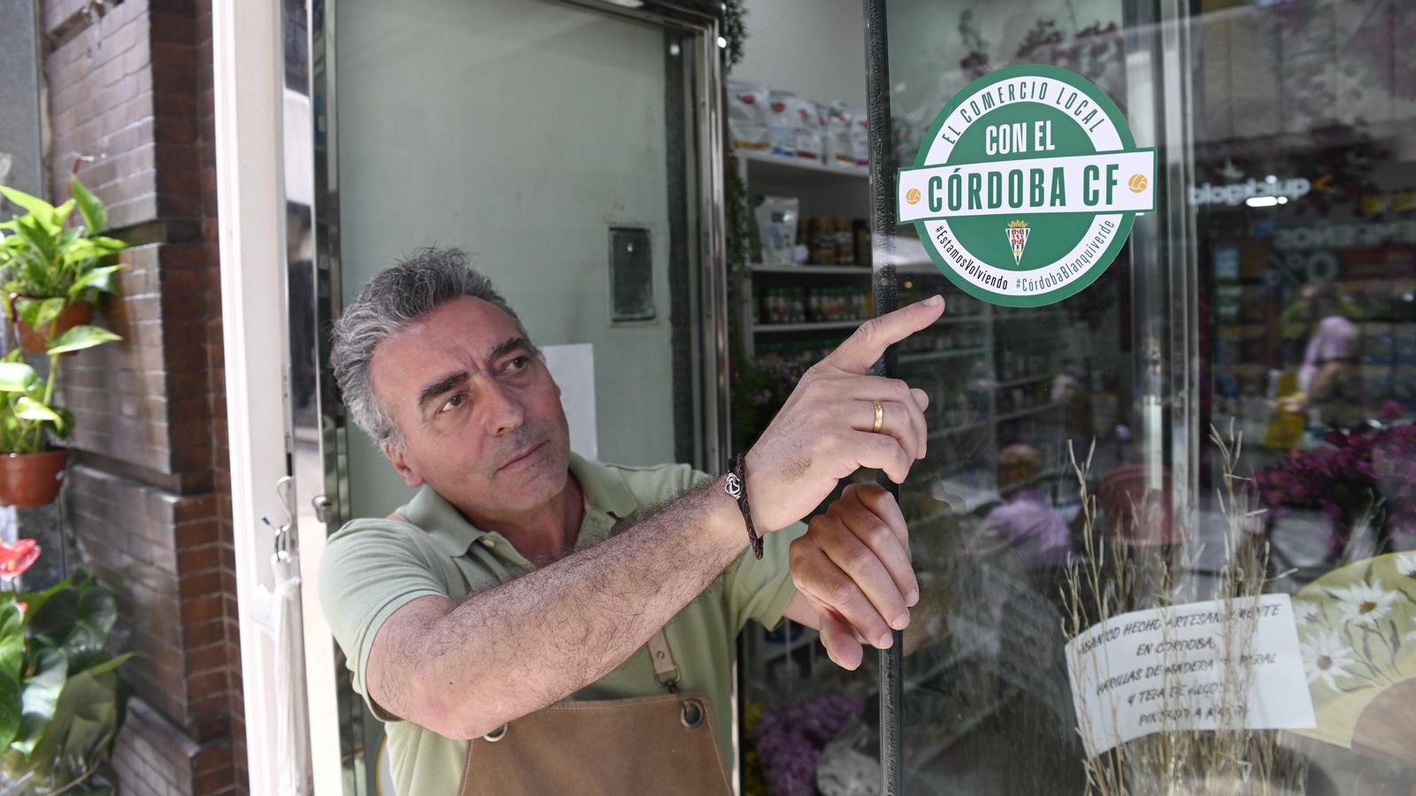 El Herbolario de Ana luce en su escaparate una pegatina en apoyo al Córdoba CF.