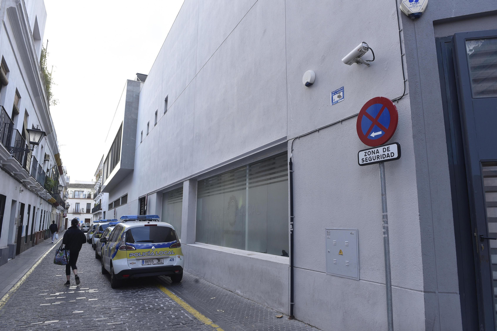Varios vehículos de la Policía Local en el exterior de la comisaría del casco antiguo.