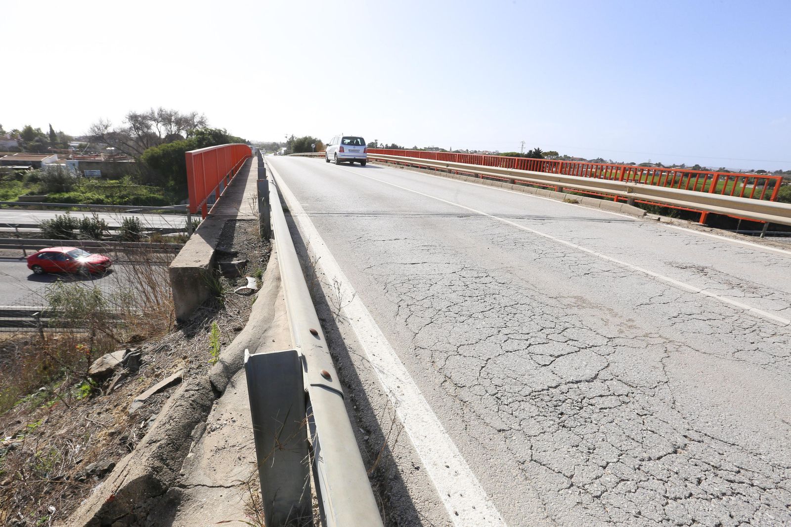 Vista del puente de la zona de El Marquesado sin apenas espacio para los peatones.