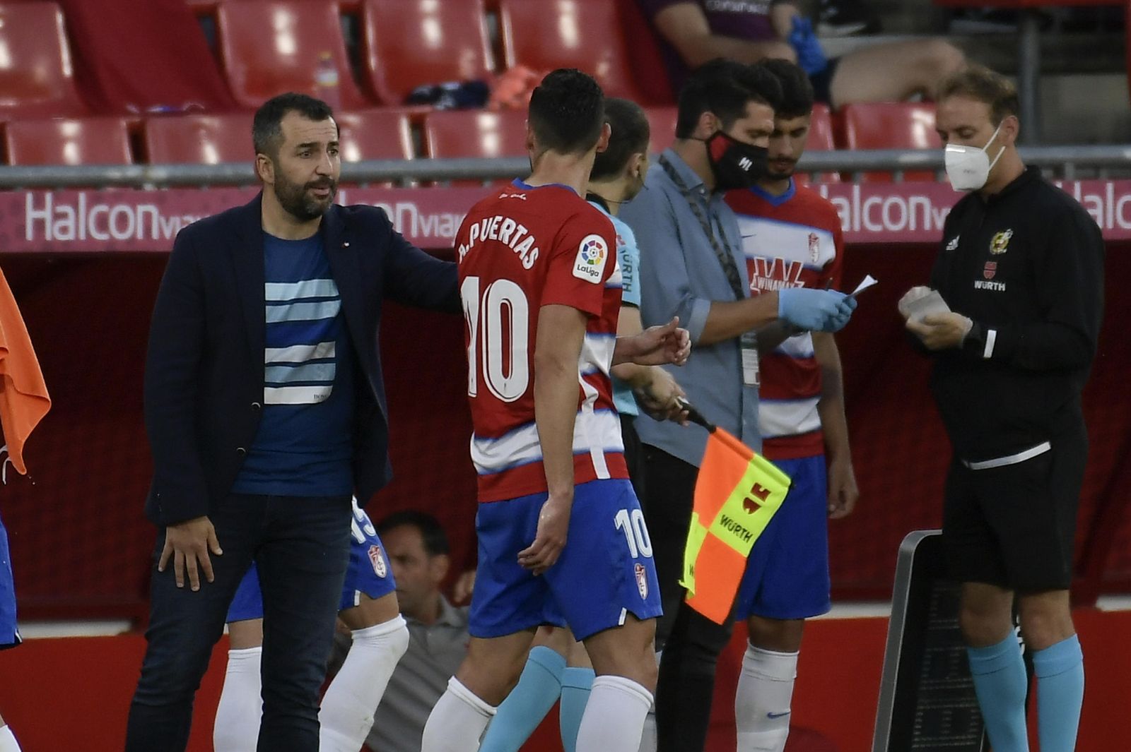 Diego Martínez da instrucciones a sus jugadores en el choque ante el Villarreal.