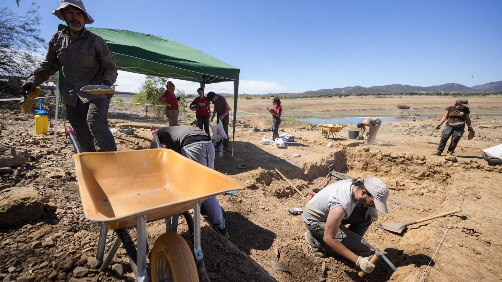 Arqueólogos e investigadores en la zona de excavación.