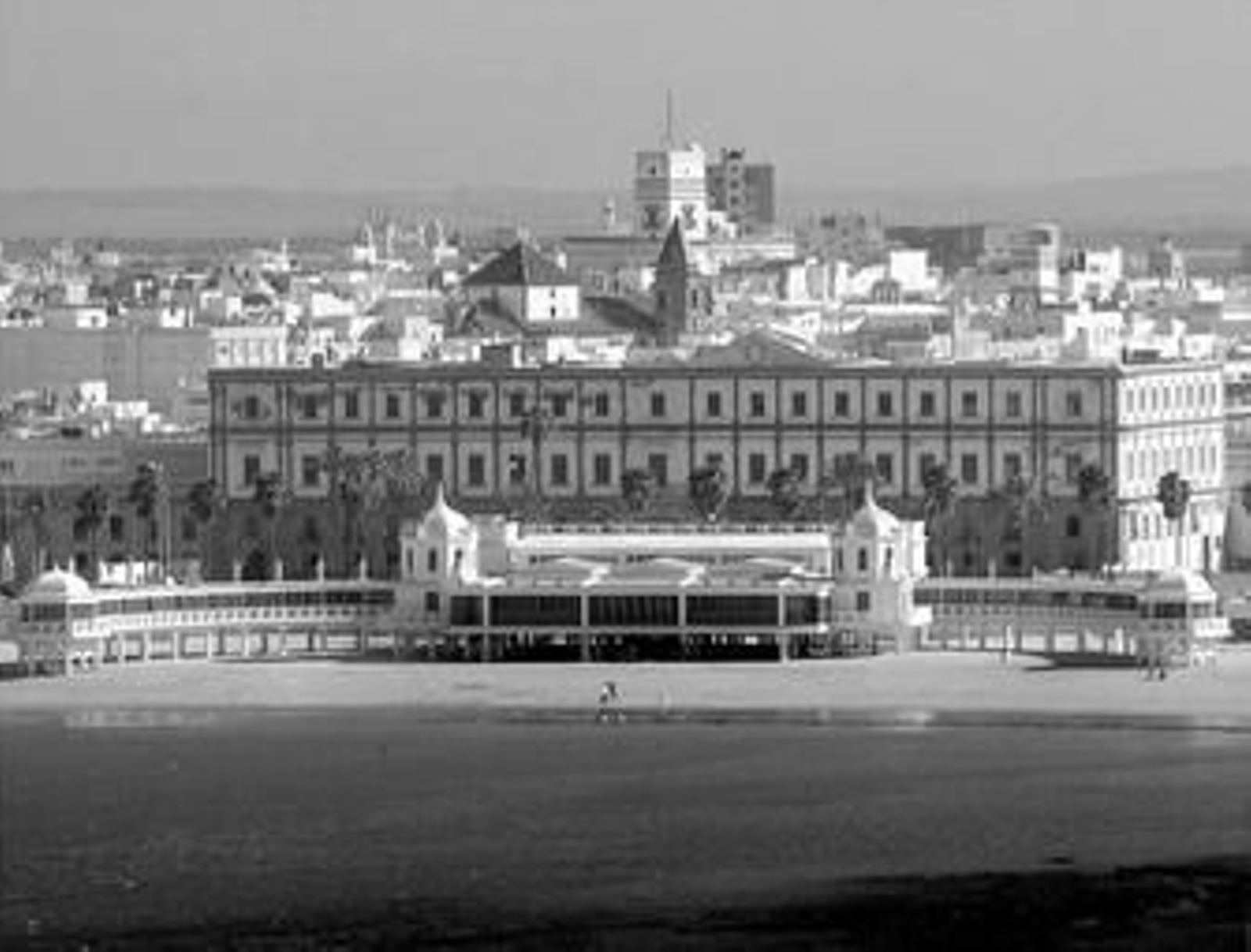 El edificio de Valcárcel, tras el Balneario de La Palma, cuyo futuro vuelve a estar en el aire.