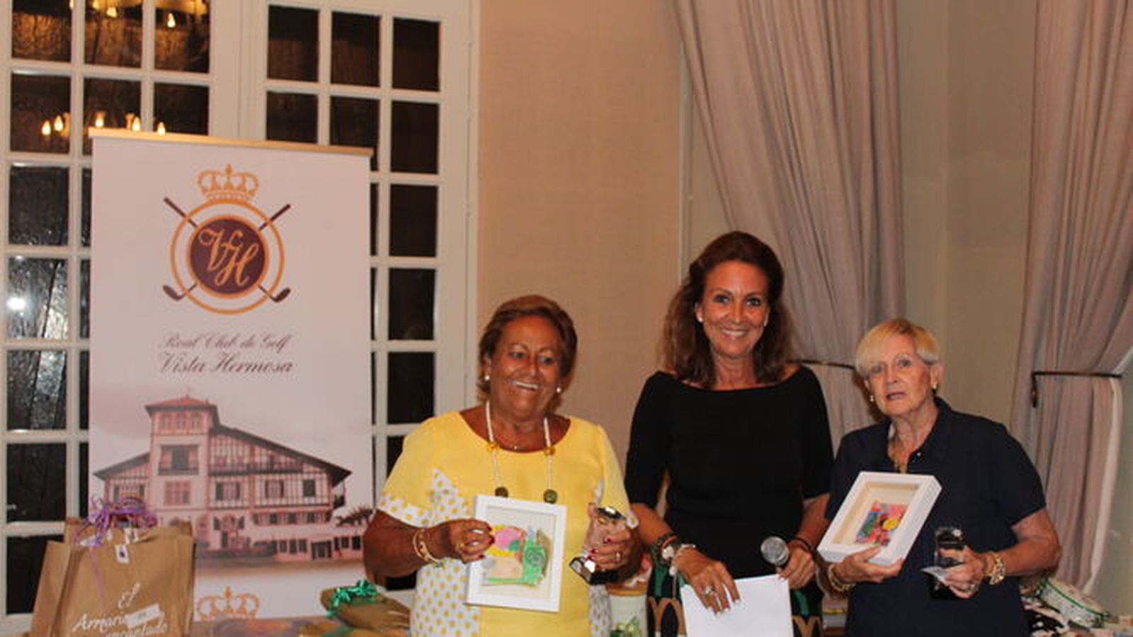 La entrega de premios de uno de los campeonatos de canasta a favor de Menudos Corazones.