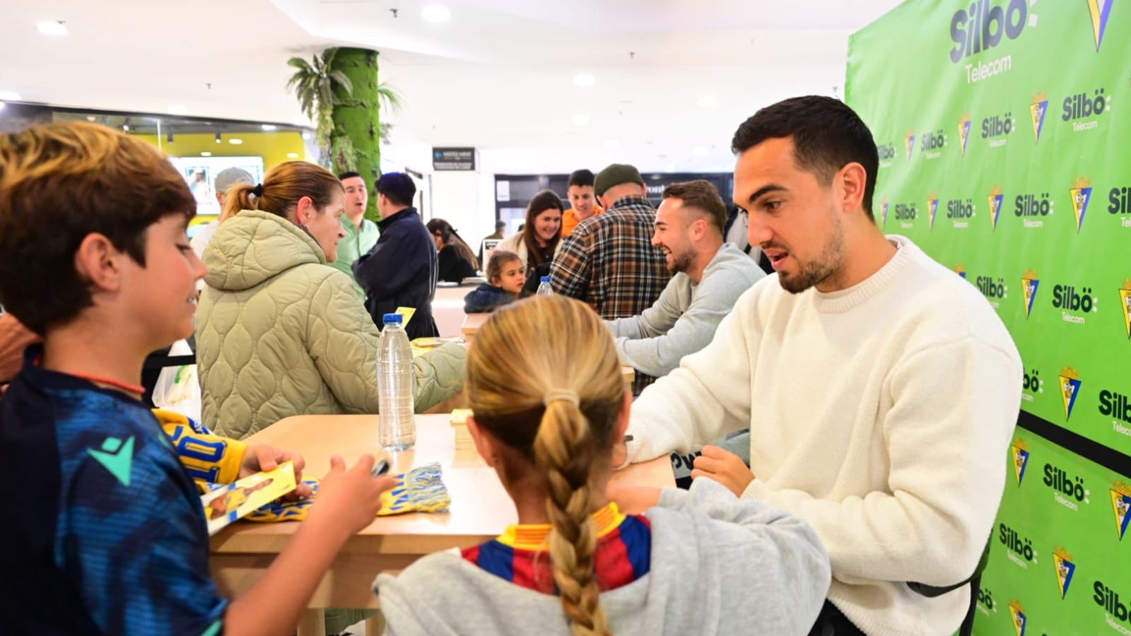 Un recuerdo de Escalante a dos jóvenes seguidores.