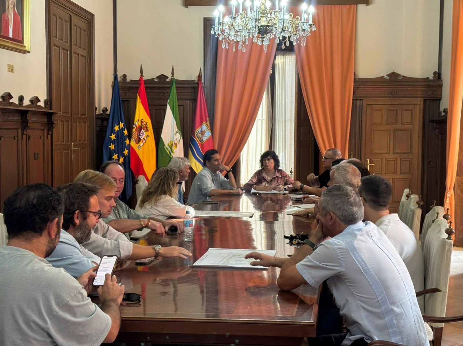 La alcaldesa de Sanlúcar informa a los hosteleros sobre la renovación ...