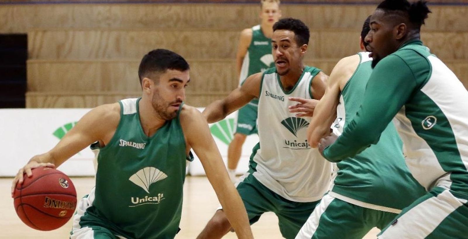 Jaime Fernández bota ante Lessort y Roberts.