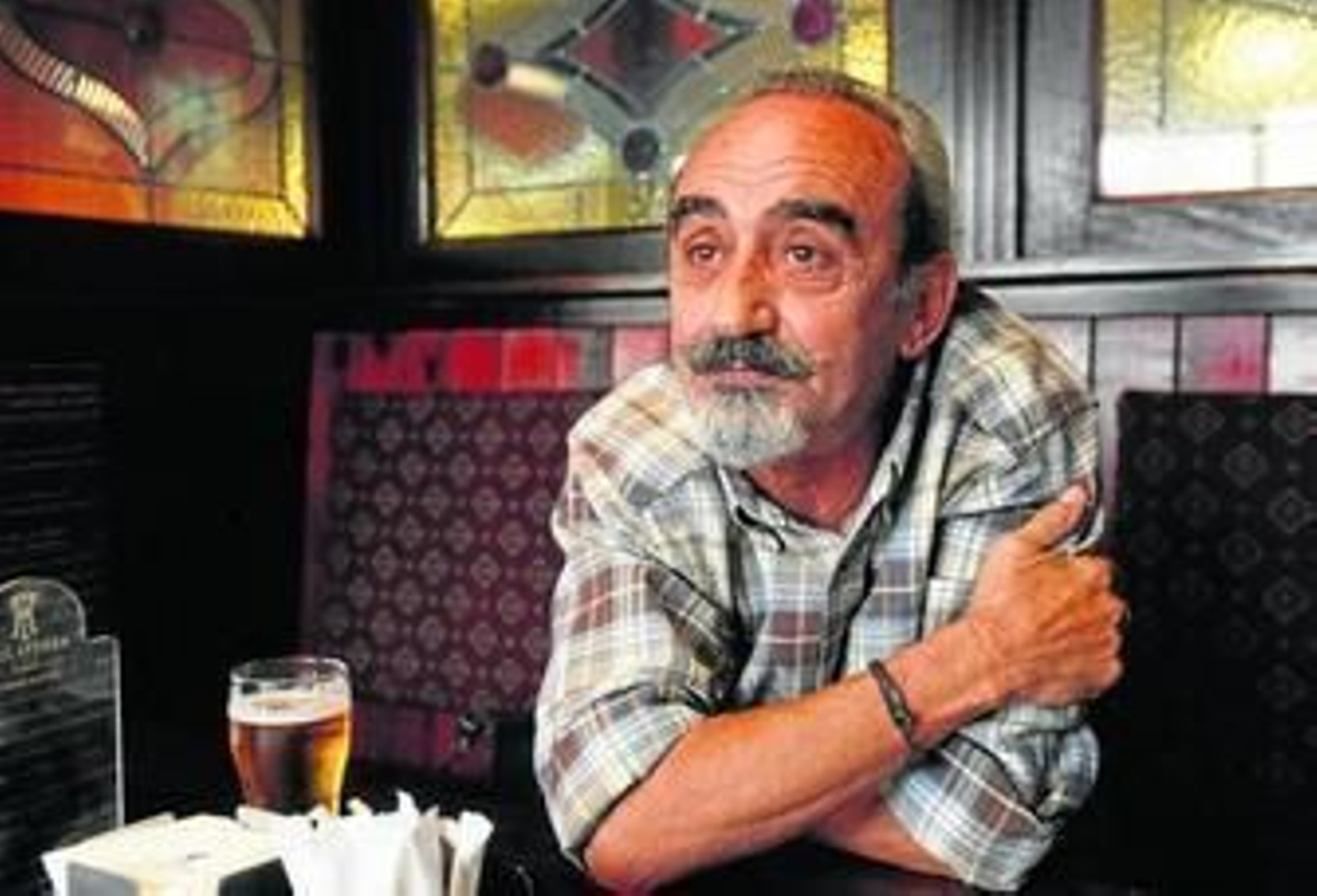 El fotógrafo Rafael Debén, en la taberna del hotel Inglaterra.