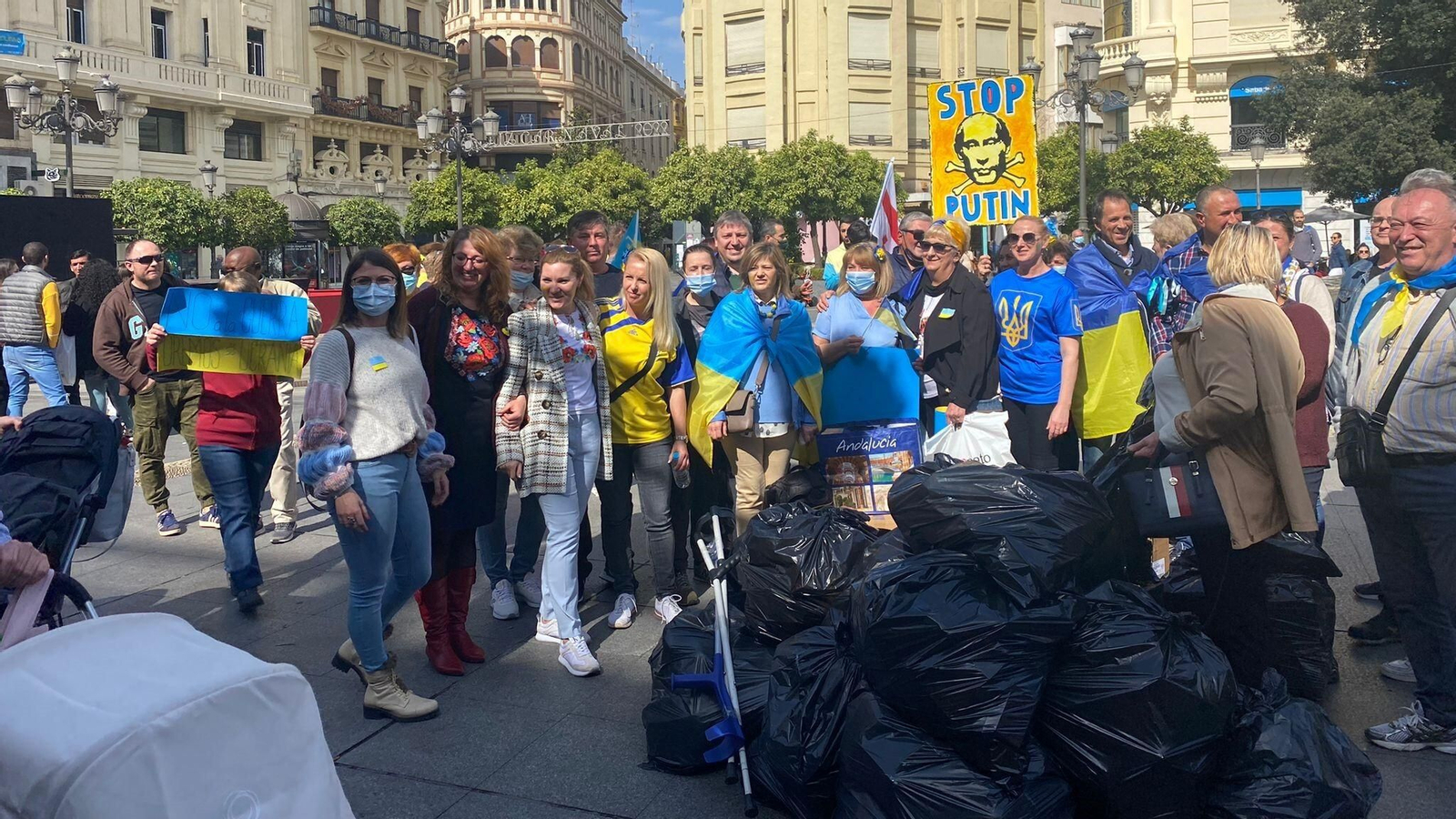 La recogida de productos durante la manifestación en las Tendillas. La recogida de productos durante la manifestación en las Tendillas.