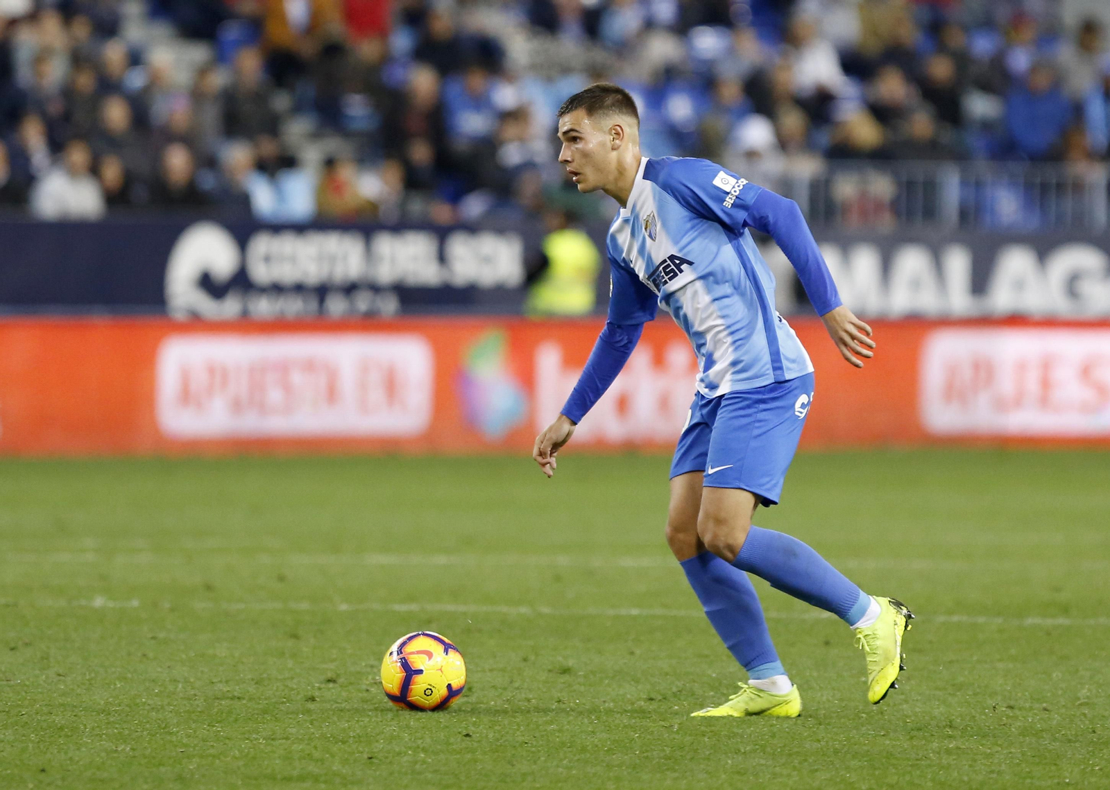 Hugo maneja el balón en un lance ante el Reus, en La Rosaleda Hugo maneja el balón en un lance ante el Reus, en La Rosaleda