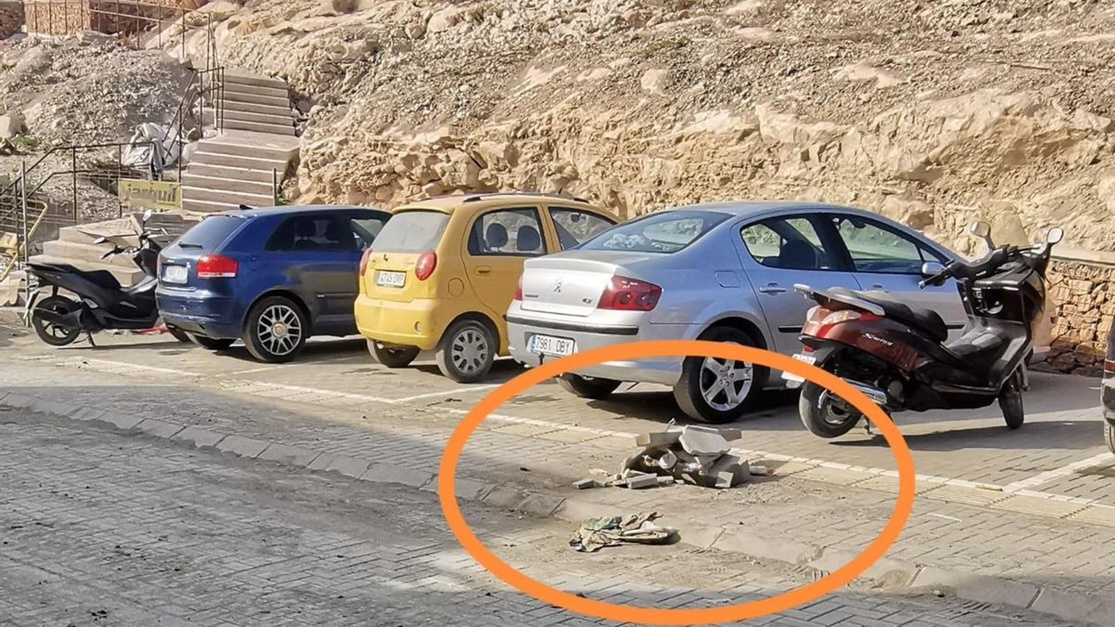 Cúmulo de escombros que van desplazando para impedir el acceso a plazas que estaban libres