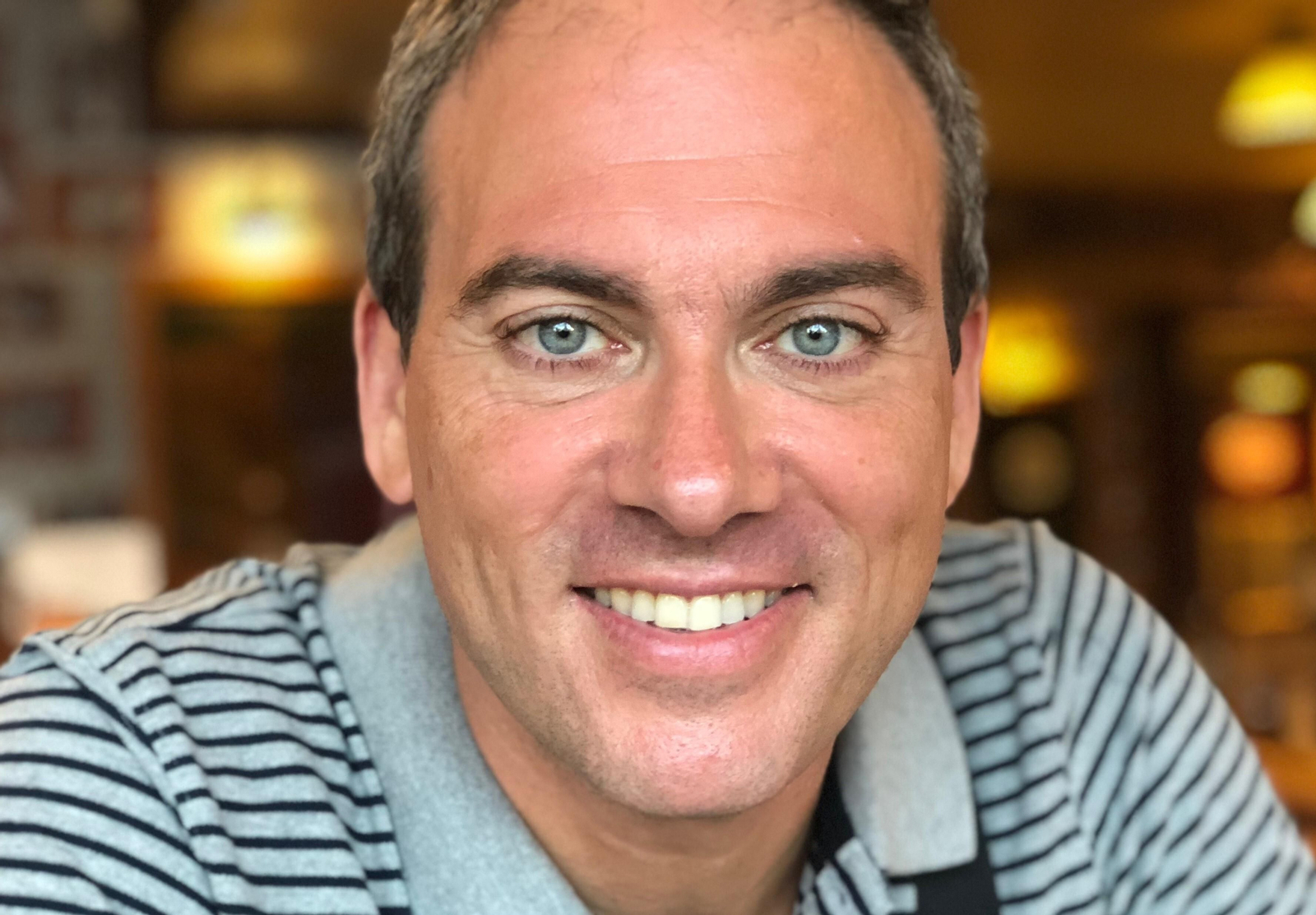 El escritor Félix Torán firma su último libro 'Eres luz' en Fnac Torre sevilla