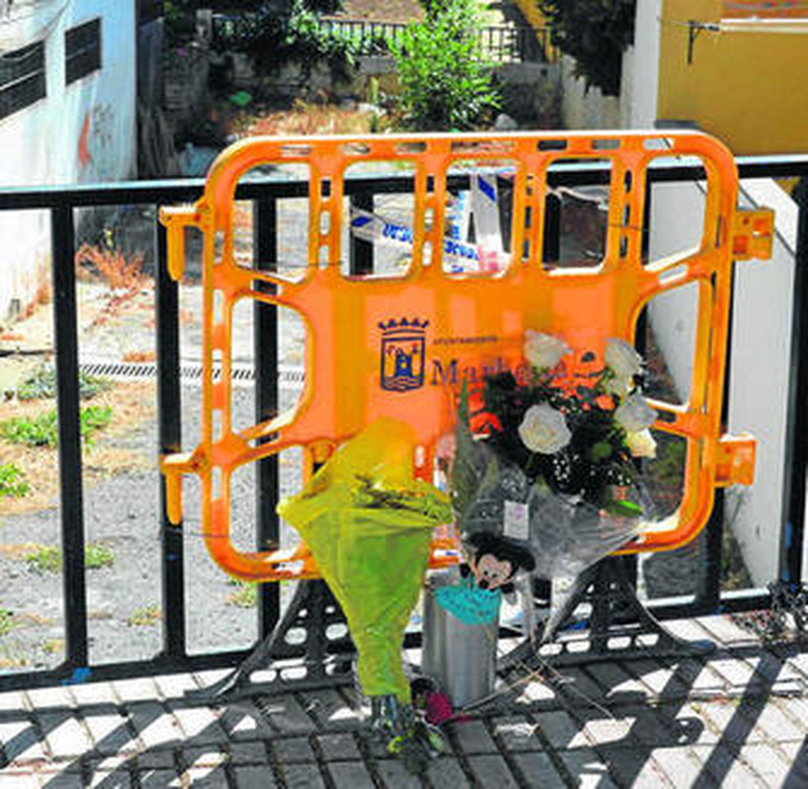 La valla rota por donde cayó el menor, ayer, con la protección colocada por el Ayuntamiento de Marbella.