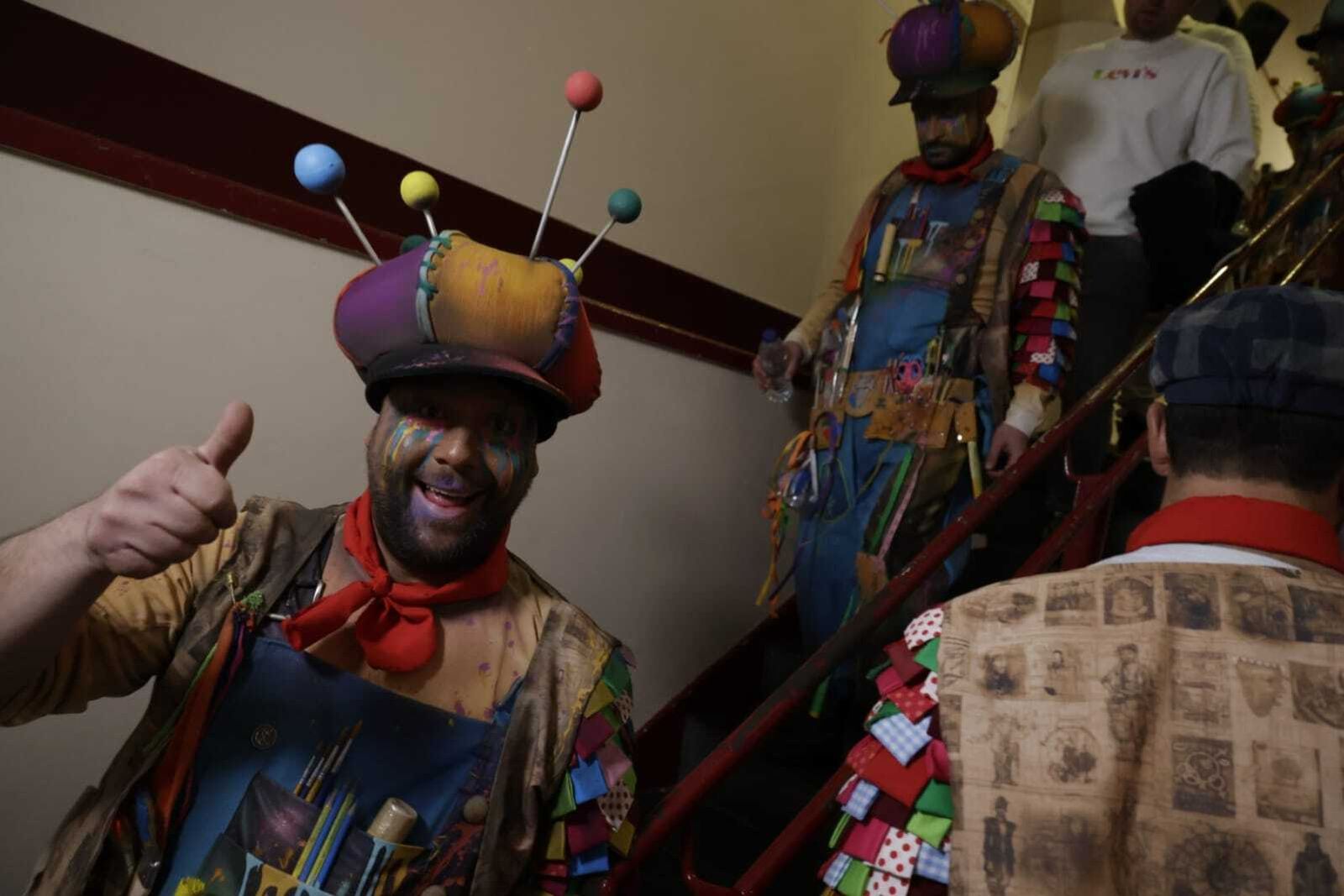 23:30 h. Comparsa 'Los carnavaleros' en camerinos.