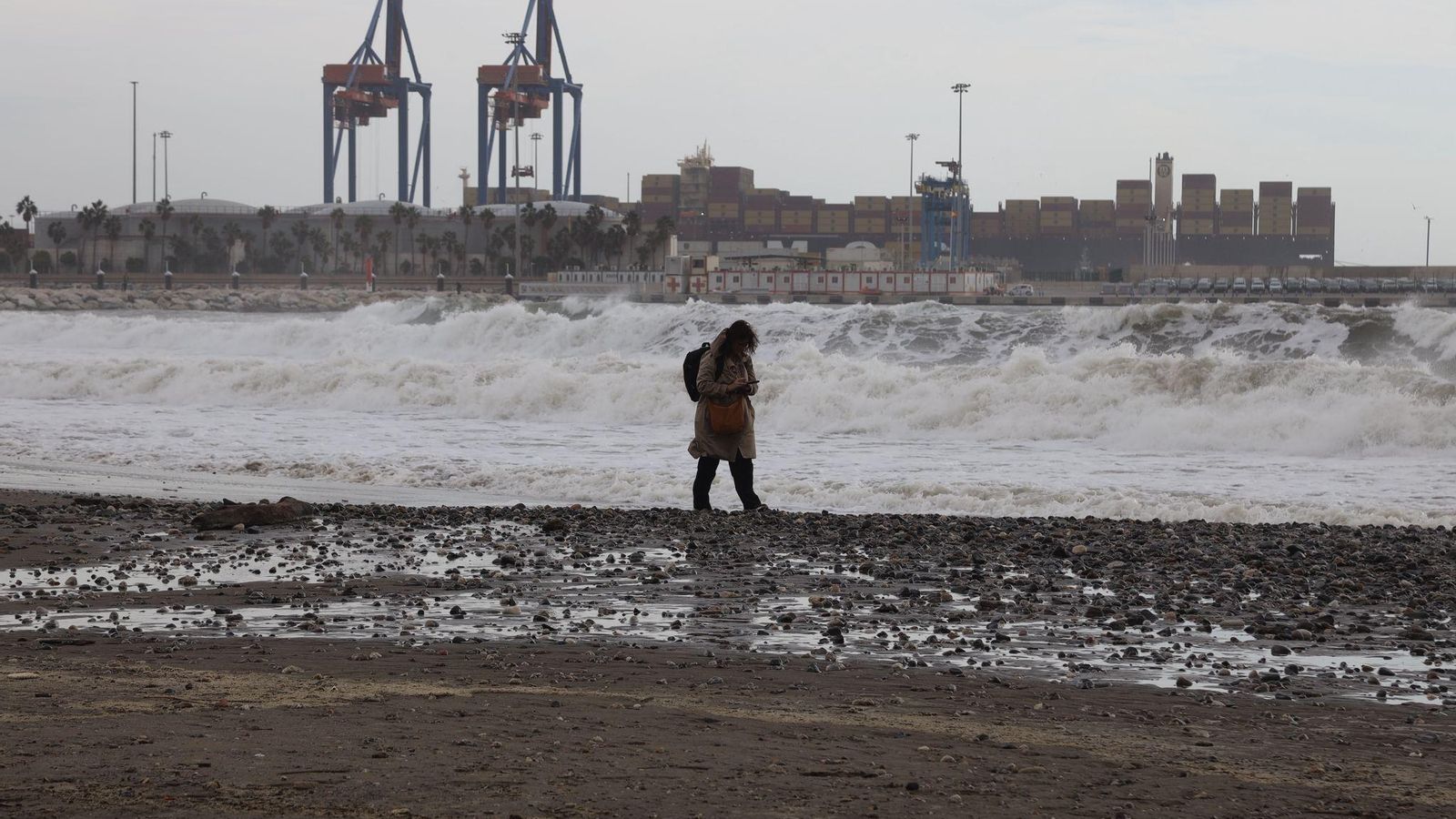 El fuerte oleaje ha castigado el litoral durante el fin de semana.