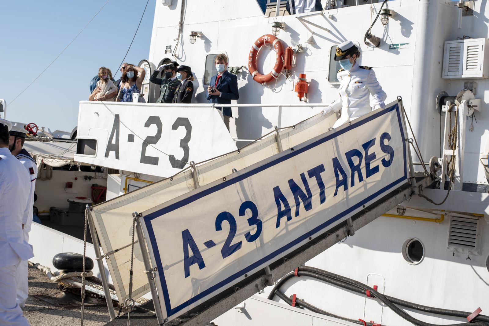 La comandante del 'Antares', Paloma Sevillano, en el buque hidrográfico.