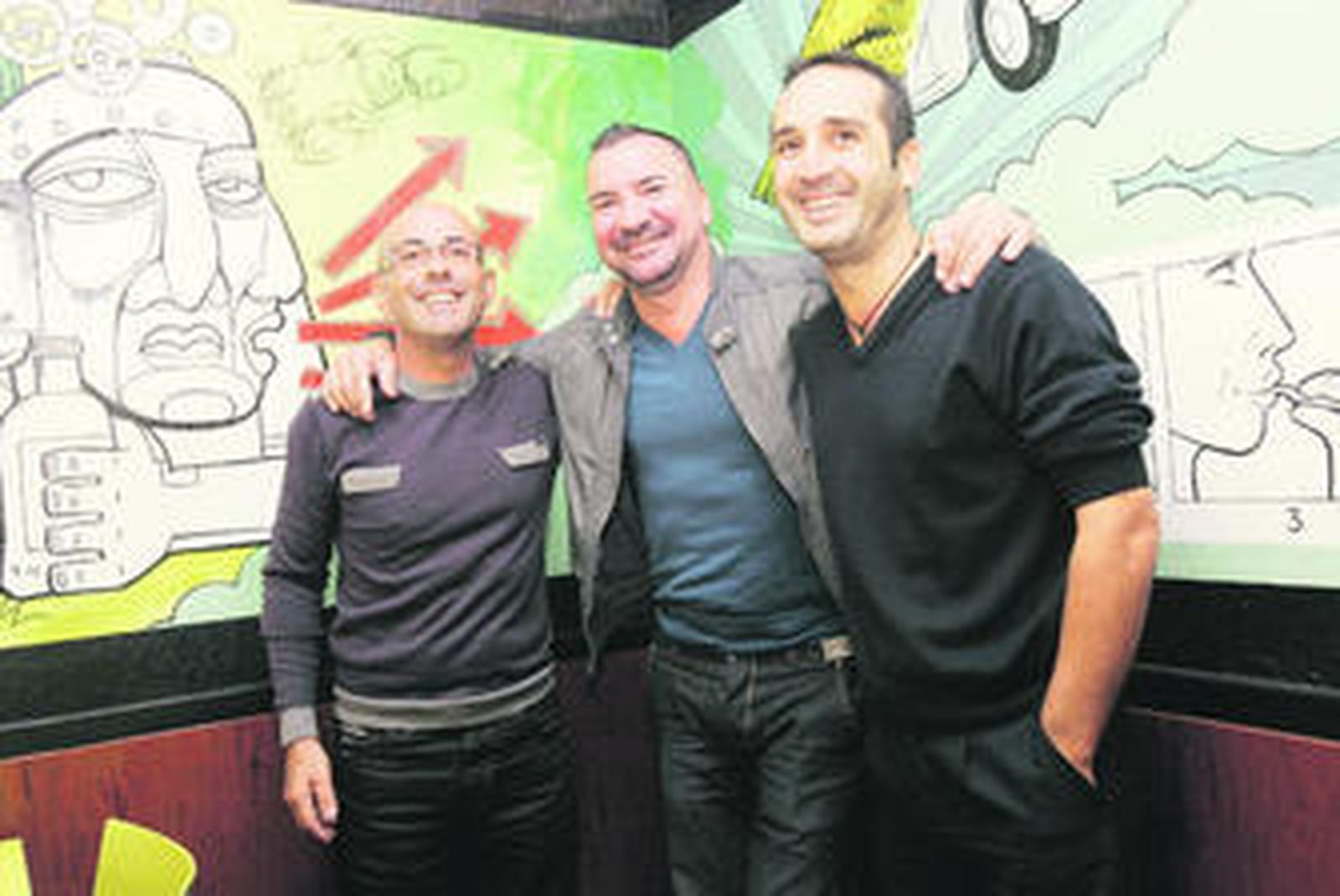 Mariano Varela, Ángel Subiela y Carli Brihuega, posan en la cafetería El Fénix. Como el ave mitológica también esperan renacer de sus cenizas.