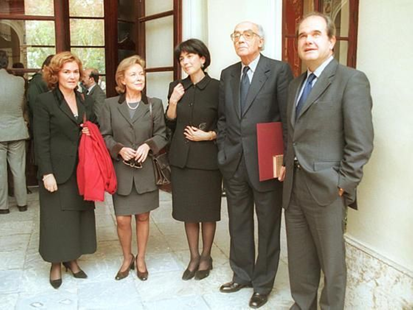 Saramago, junto a Carmen Calvo, entonces consejera de cultura, Pilar del Río, su esposa, y Manuel Chaves, entonces presidente de la Junta de Andalucía. / Juan Carlos Muñoz

Foto: Varios