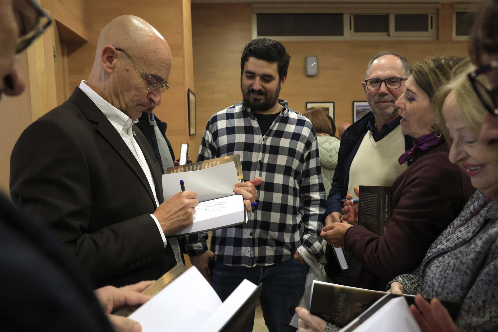 Las fotos de la presentación del libro de Ángel Sáez 'Como el viento de Levante'