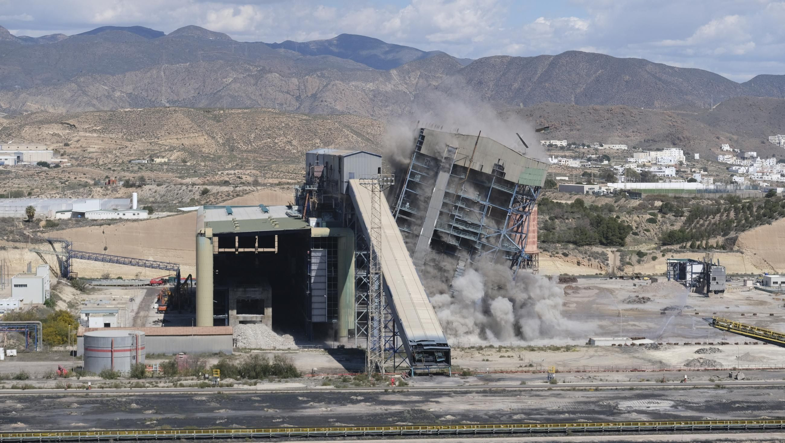La voladura-demolición de la central térmica de Endesa en Carboneras, en imágenes