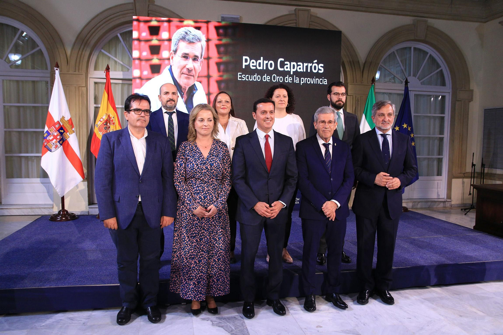La diputación impone el Escudo de la Provincia a Pedro Caparrós