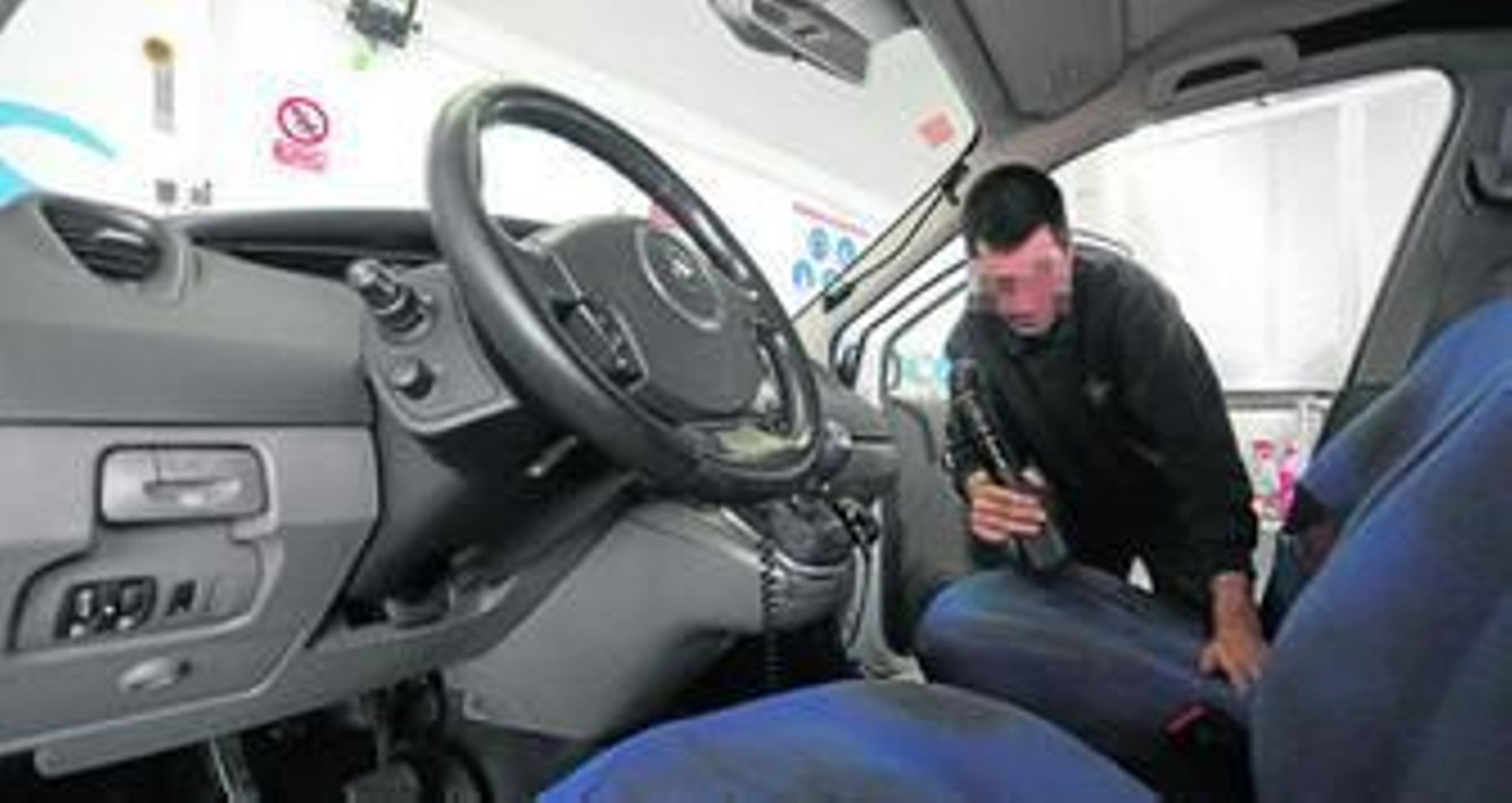 Un trabajador de Aspromanis Servicios en el lavadero de coches de la calle Ferreteros.