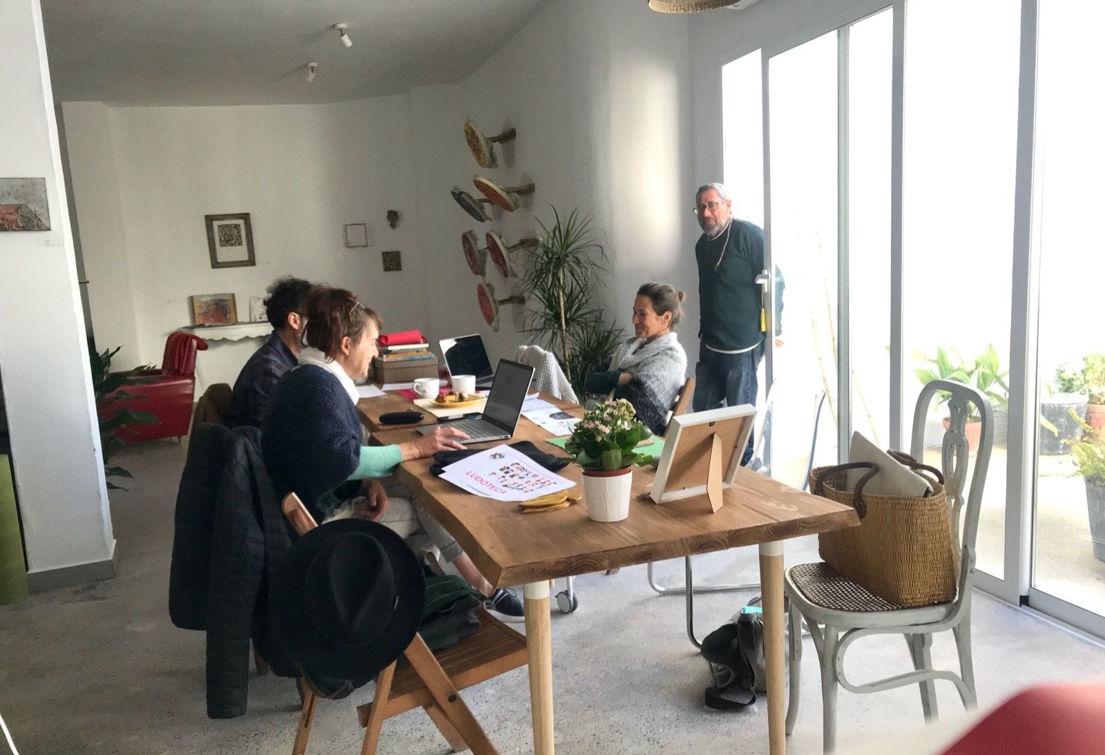 Las instalaciones de La Casa Móvil, con un grupo de personas trabajando en las zonas comunes.