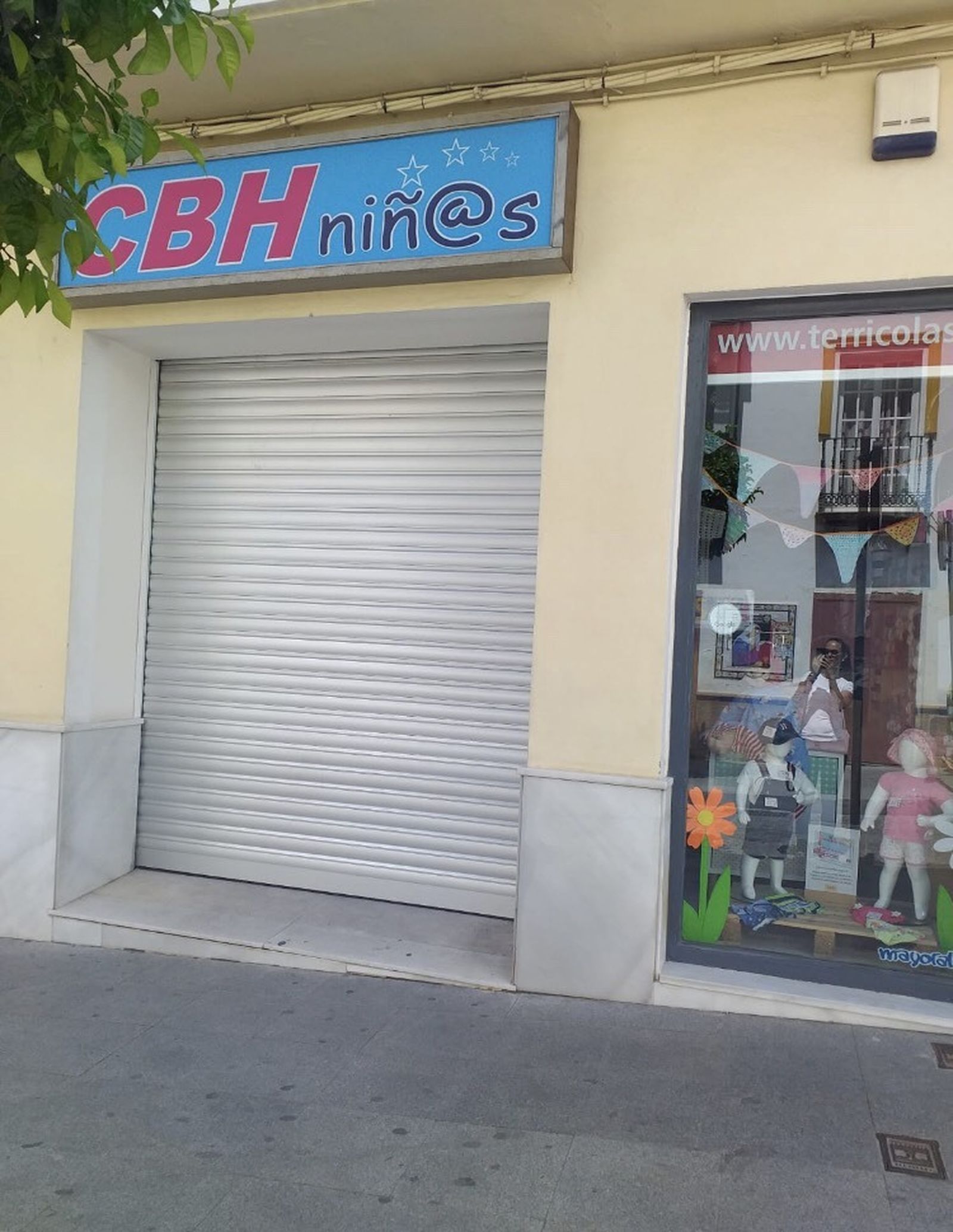 Una tienda de ropa cerrada en Las Cabezas por el apagón.