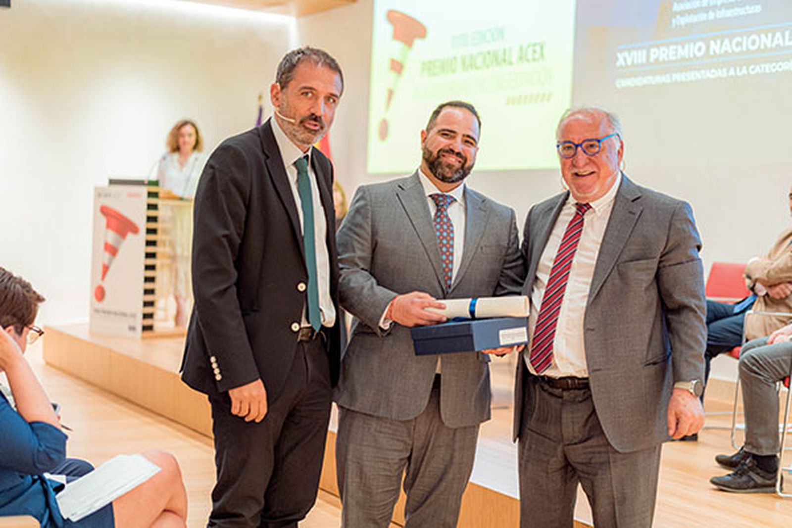 Imagen de la entrega del premio al operario de carreteras.