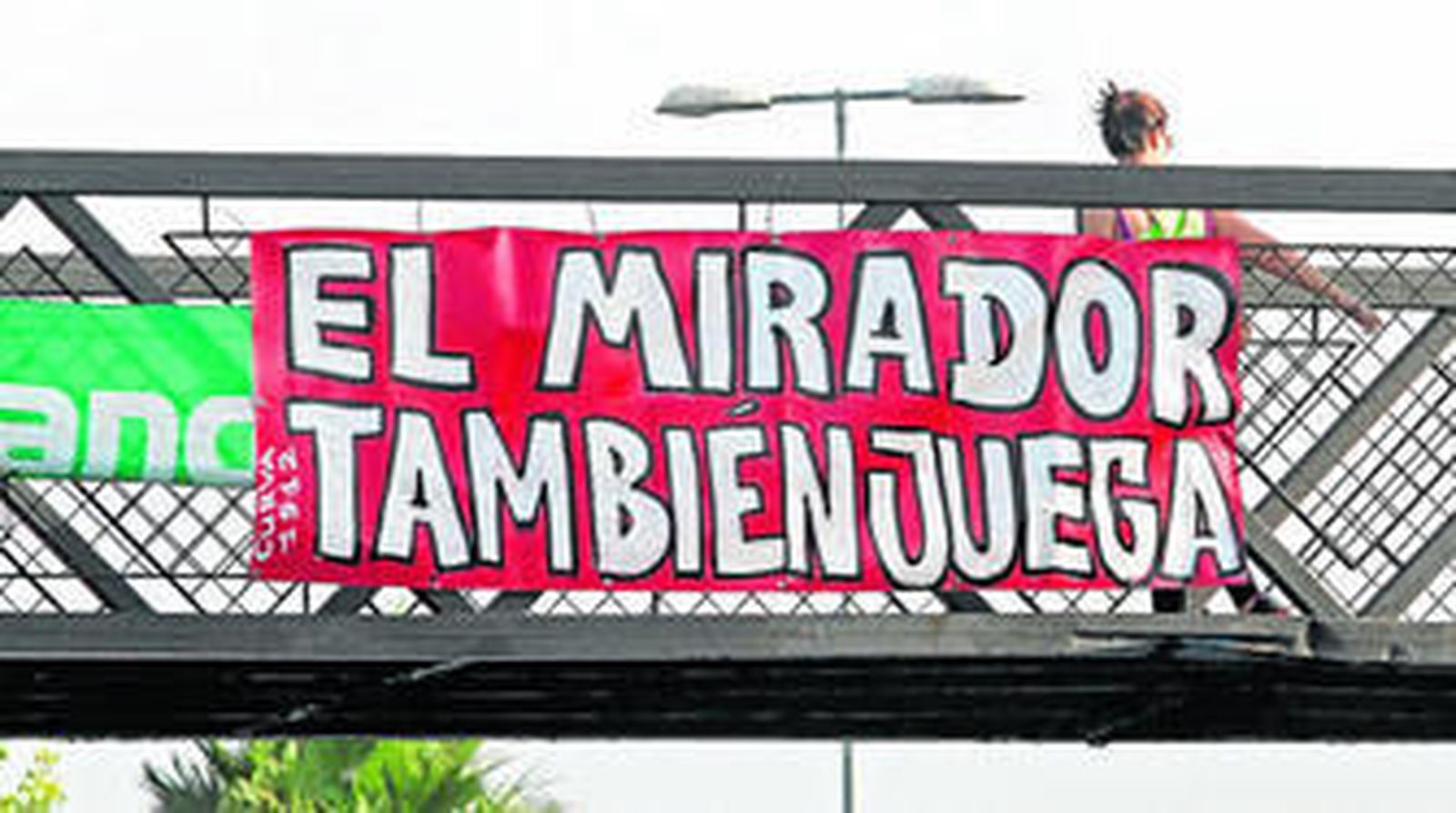 1. Algeciras amaneció ayer con pancartas de apoyo al equipo albirrojo. "El Mirador también juega", reza una que cuelga en San José Artesano. 2 y 3. "Llenemos el Mirador" y "Algeciras es rojiblanca" ondean sobre el puente peatonal junto a la antigua Celupal. 4. "Afición+equipo=2ªB", dice el mesanje que puede leerse en la Avenida Virgen del Carmen.