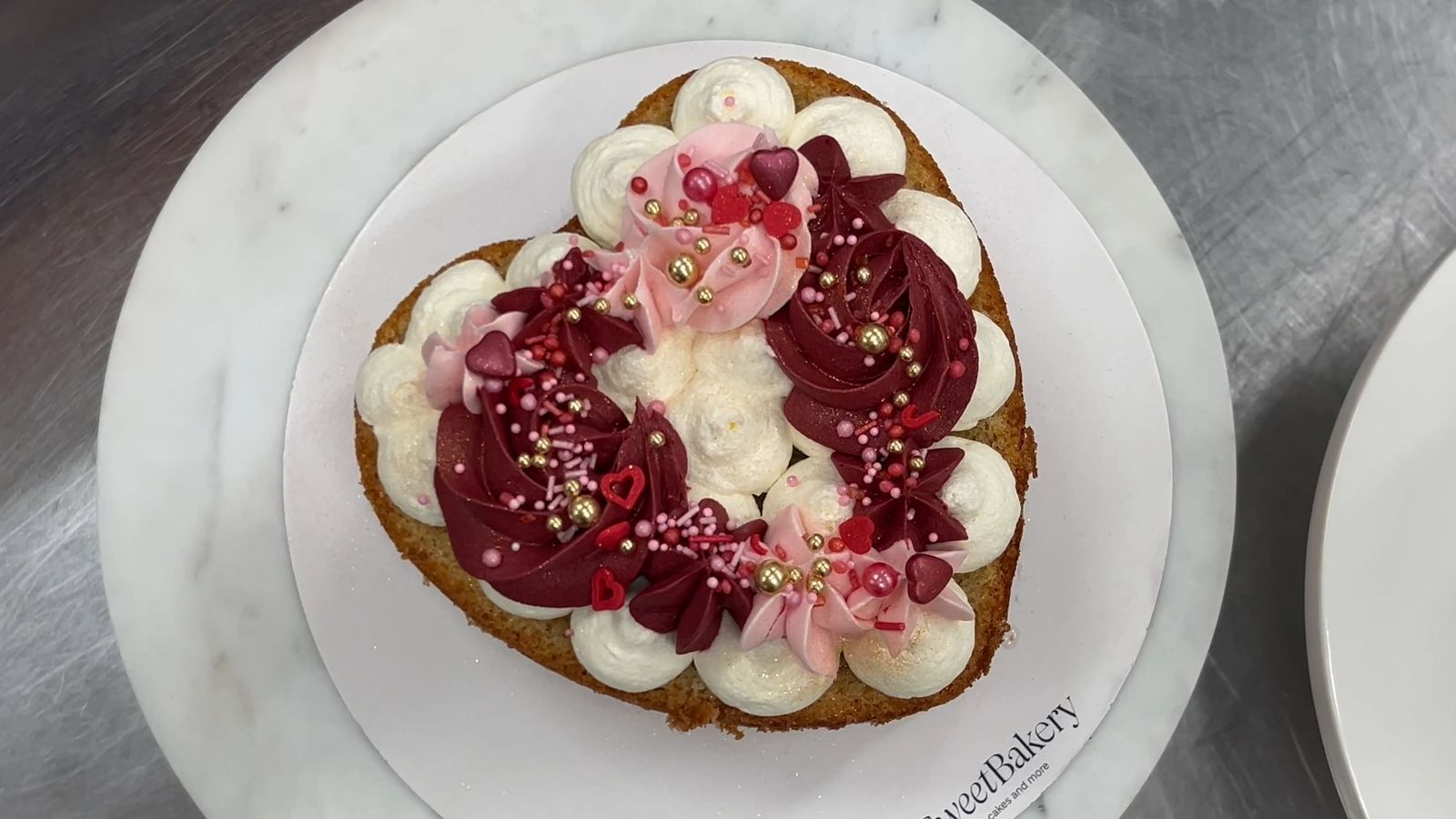 La tarta “Tentación de nata y fresa”, elaborada con bizcocho casero de vainilla, frosting Sweet Bakery y fresas, es una de las propuestas artesanales más especiales para celebrar el 14 de febrero en Sevilla