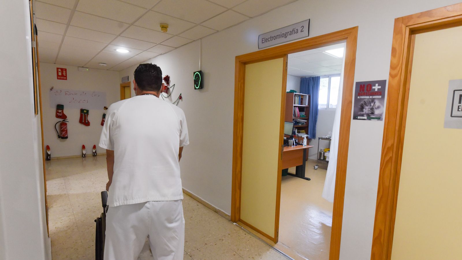 Un pasillo del área que se renovará en el sótano del Hospital General del Reina Sofía.