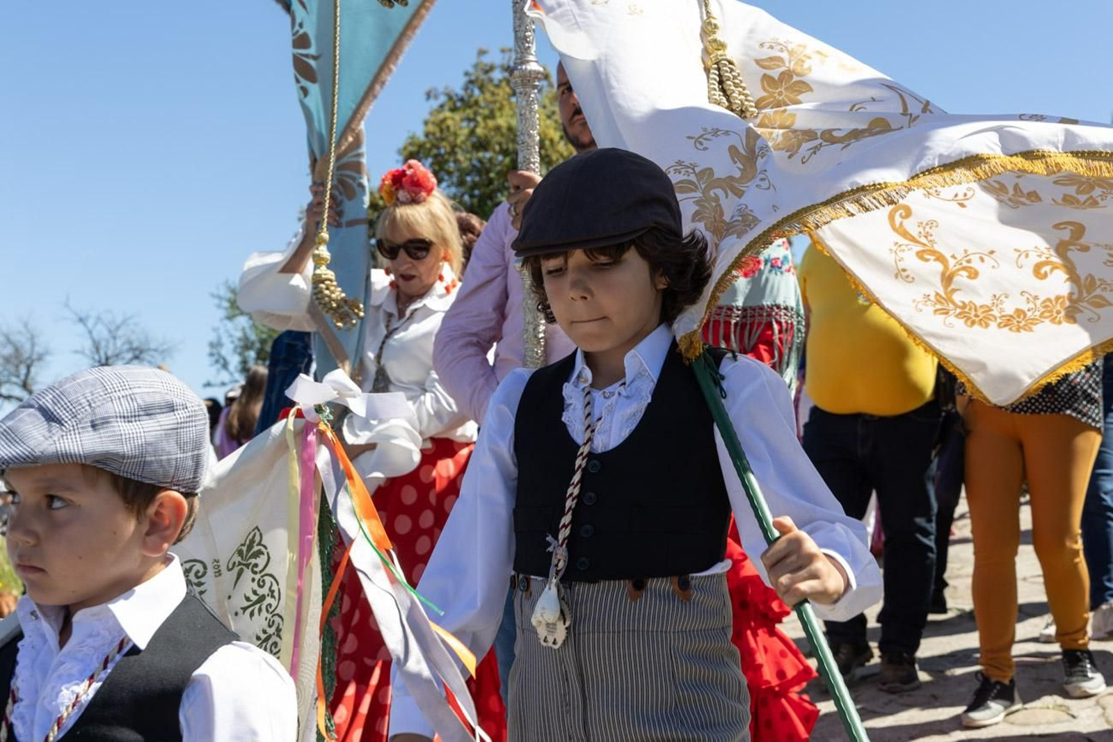 Miles de romeros acuden al encuentro de la Virgen de la Cabeza en su romería