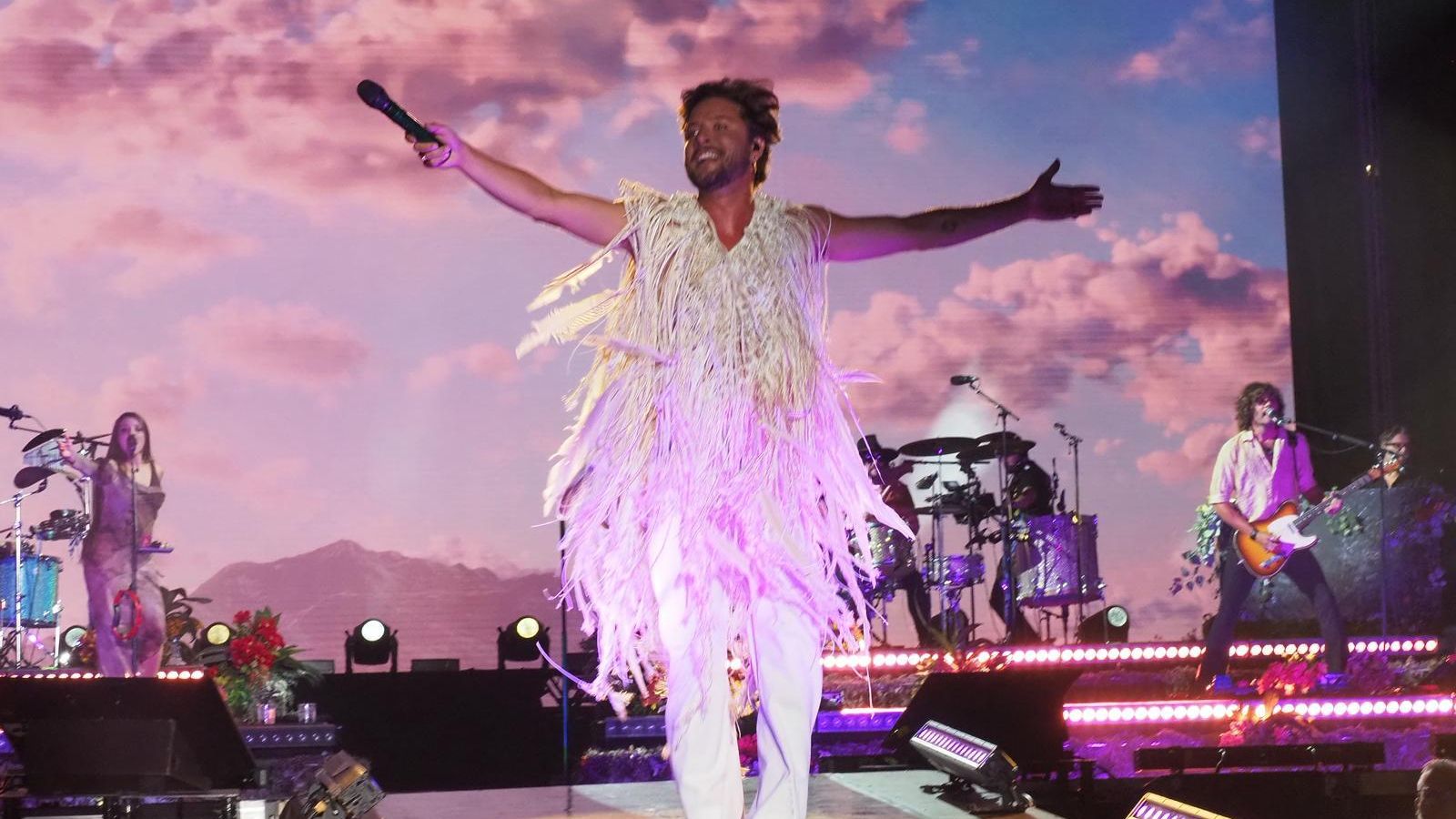 Manuel Carrasco durante el concierto este viernes en Isla Cristina.