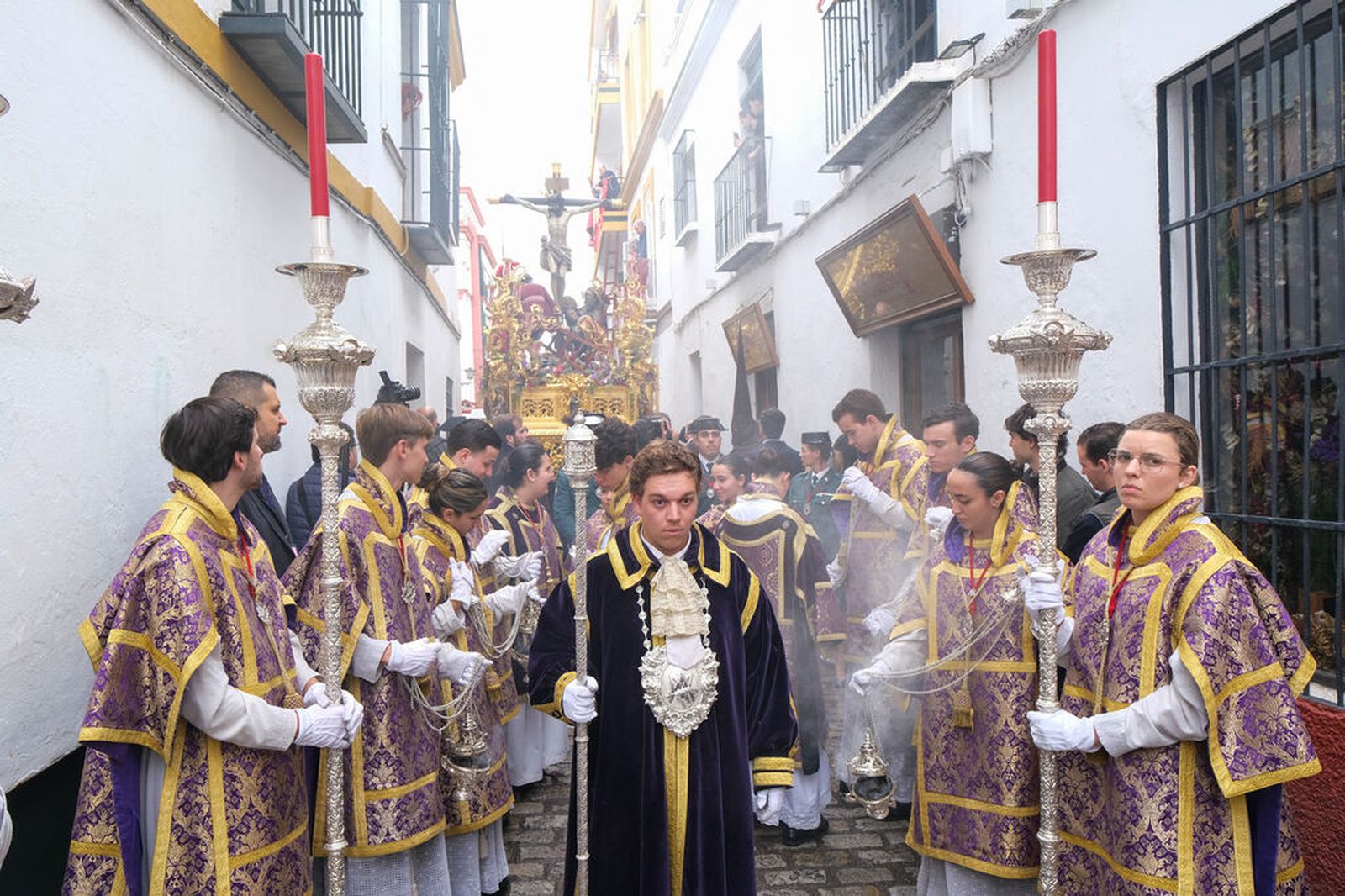 La hermandad de el Buen Fin a su paso por una calle estrecha de las que suelen estar aforadas